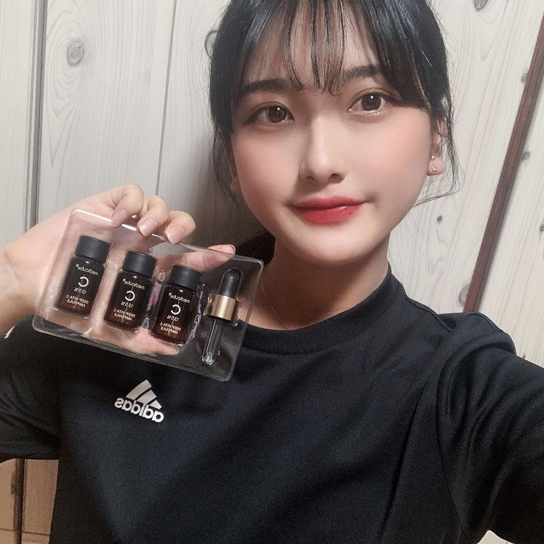 김예원 on Instagram: “[메디큐브] 딥 비타C 앰플 🌱  요 앰플은 순수한 비타민C가 잔뜩 들어있어서 예민한피부도 사용할수 있는 앰플이다 😀 3개의…”