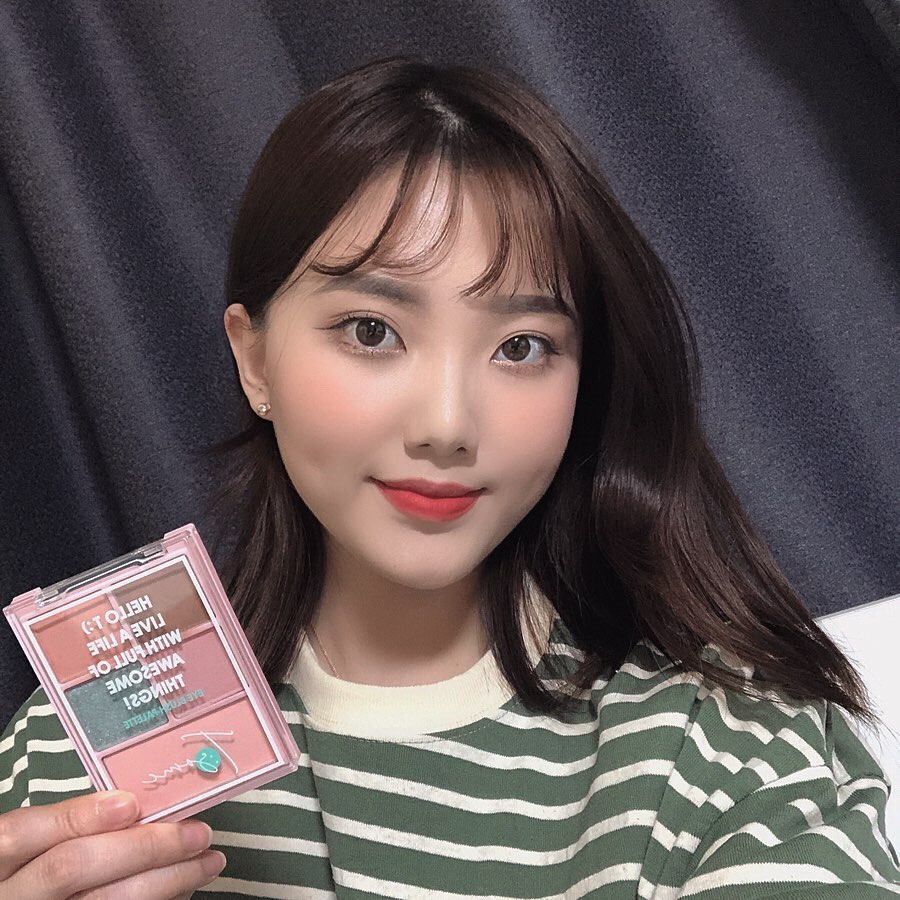 여름에 잘어울리는 시원한 컬러 팔레트
촉촉하면서 보송하게 마무리되는 립 제품이에요 👏👏
_
팔레트는 아이섀도우랑 블러셔 겸용으로 다양하게 사용할수 있게 구성되어 있어요 🤭
_
파란 글리터제품은 부담 스러워 보였는데 
막상 발라보니 엄청 자연스럽고 눈두덩이에 펄로 포인트 주거나 눈 밑 애교살에도 부담 없는 컬러에요 👍
_
립틴트는 mlbb 컬러로 어느피부톤에나 잘어울릴거같아요 ✨
_

_
_
_
_
_

#티썸오아시스컬렉션 #티썸팔레트 #티썸틴트 #제품제공 #파우더룸 #파우더룸이벤트 #티썸신제품 #티썸아블빠
