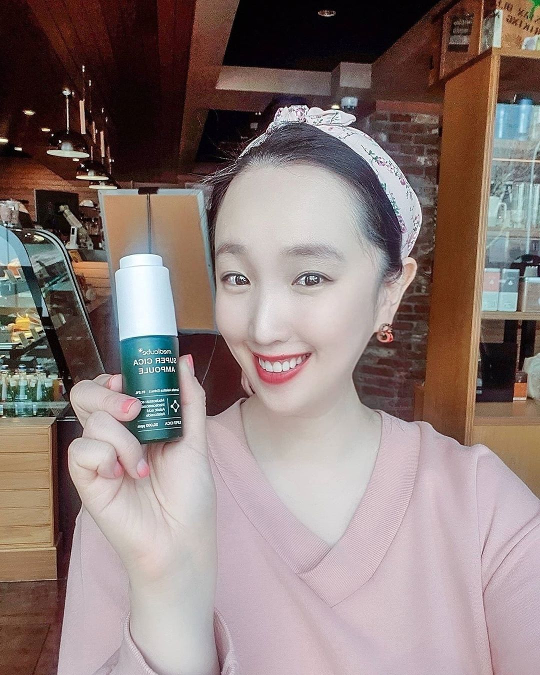 🎍메디큐브 슈퍼시카앰플🎍  피부 진정 및 장벽 강화에 도움을주는 더마클레라 성분으로 인공색소, 향료를 무첨가한 진한 초록빛 앰플 입니다✨ #피드밀면사진들이➡️ 뚜껑만 돌리면 자동으로 내용물이 올라오는 ‘오토-스포이드’ 기능으로 편하게 사용하실 수 있어요☺️ 저는 피부가 건조하고 홍조가 심한편인데 촉촉한 발림성과 보습력이 좋아지고 홍조도 가라앉는 느낌을받아 잘 사용하고있어요😊 저자극 설계처방으로 피부 진정에 좋은 효과를 주어 건조성, 민감성 피부인분들께 추천합니다🙋‍♀️ @medicube_korea