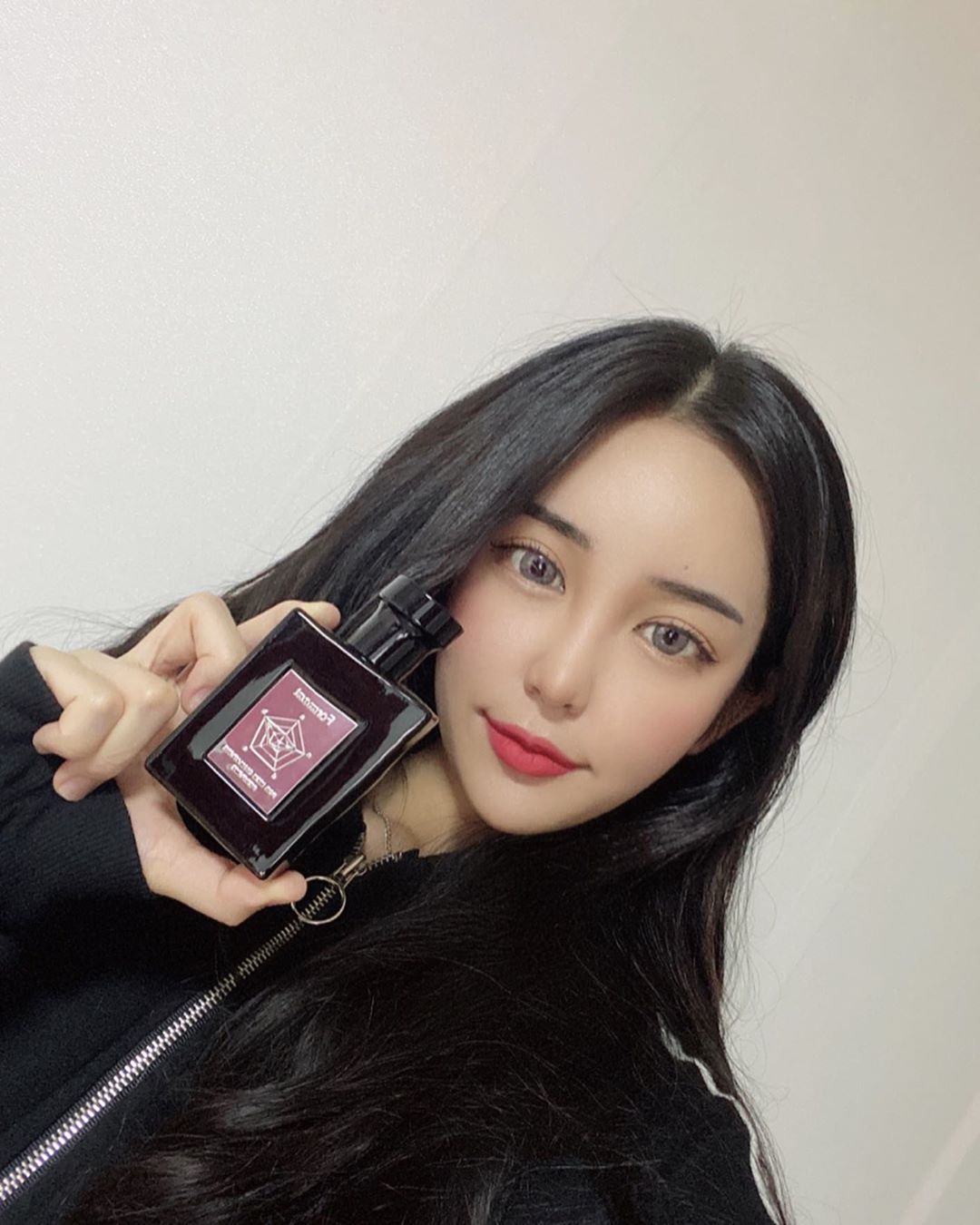 [포맨트 포맨 시그니처 퍼퓸 코튼허그] ⠀ ⠀ 포맨트에서 나온 시그니처 퍼퓸 전세계 0.1% 마스터 퍼퓨머의 영감을 담아 탄생한 프리미엄 향수 ⠀ ⠀ ✅ 여성이 가장 선호하는 부드러운 코튼 향이 당신을 감싸주어 포근하고 달달한 당신에게 바로 안기고 싶어지는 향수 ⠀ ✅ 코튼허그 : 코튼향을 베이스로 시트러스와 머스크 계열을 배합하여 섬유유연제의 부드럽고 은은한 느낌,갓 빨래한 옷에서 나는 포근한 향, 막 샤워하고 나왔을 때의 살냄새의 느낌이 포인트 ⠀ ✅ 지속력 최고 레벨 ‘퍼퓸’ 등급으로 오랜시간 은은하게 유지 ⠀ ⠀ 📌 맥박이 뛰는 부위 (손목, 목덜미, 귀 아래)에 1 - 2차례 뿌려준다. ⠀ ⠀ ⠀ ⠀ ⠀ 지금 포맨트 홈페이지에서도 세일중이니 구매해보세요 🤍🤍🤍 #포맨트 #forment #포맨트시그니처퍼퓸 #포맨트향수 #포맨트코튼허그 #포맨트코튼키스 #남자향수 #남자향수추천 #남자친구선물 #AD @forment_korea #리뷰쉐어 #ad
