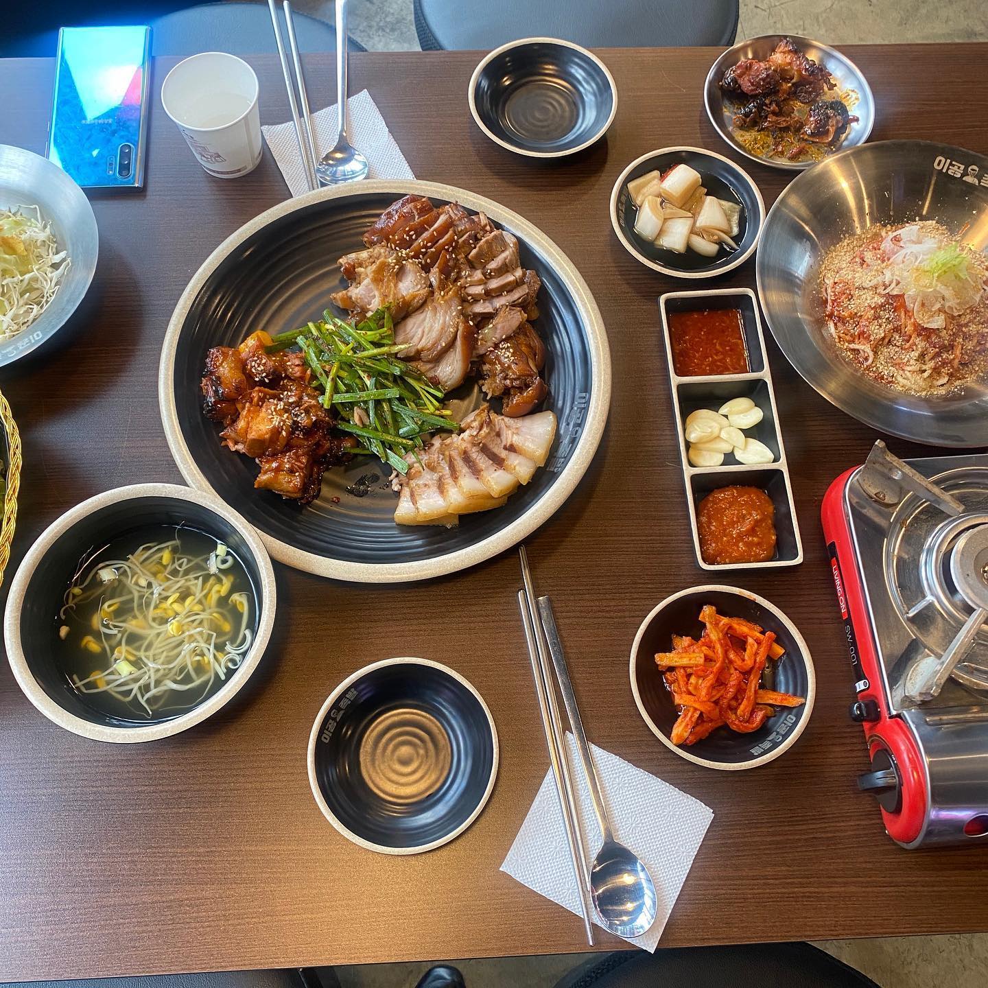 수유에 있는 이공족발 
체인점이라 종종 즐겨가지만 
갈때마다 배부르게 먹고 오는 맛집
.
특히 저 막국수가 존맛탱
꼭 1000원 추가해서 막국수 드세용 😝
.
.
.
#이공족발수유점 #수유족발 #무한족발 #수유맛집 #강북구맛집 #족발맛집 #수유동족발 #수유족발맛집 #무한리필 #이공족발 #AD