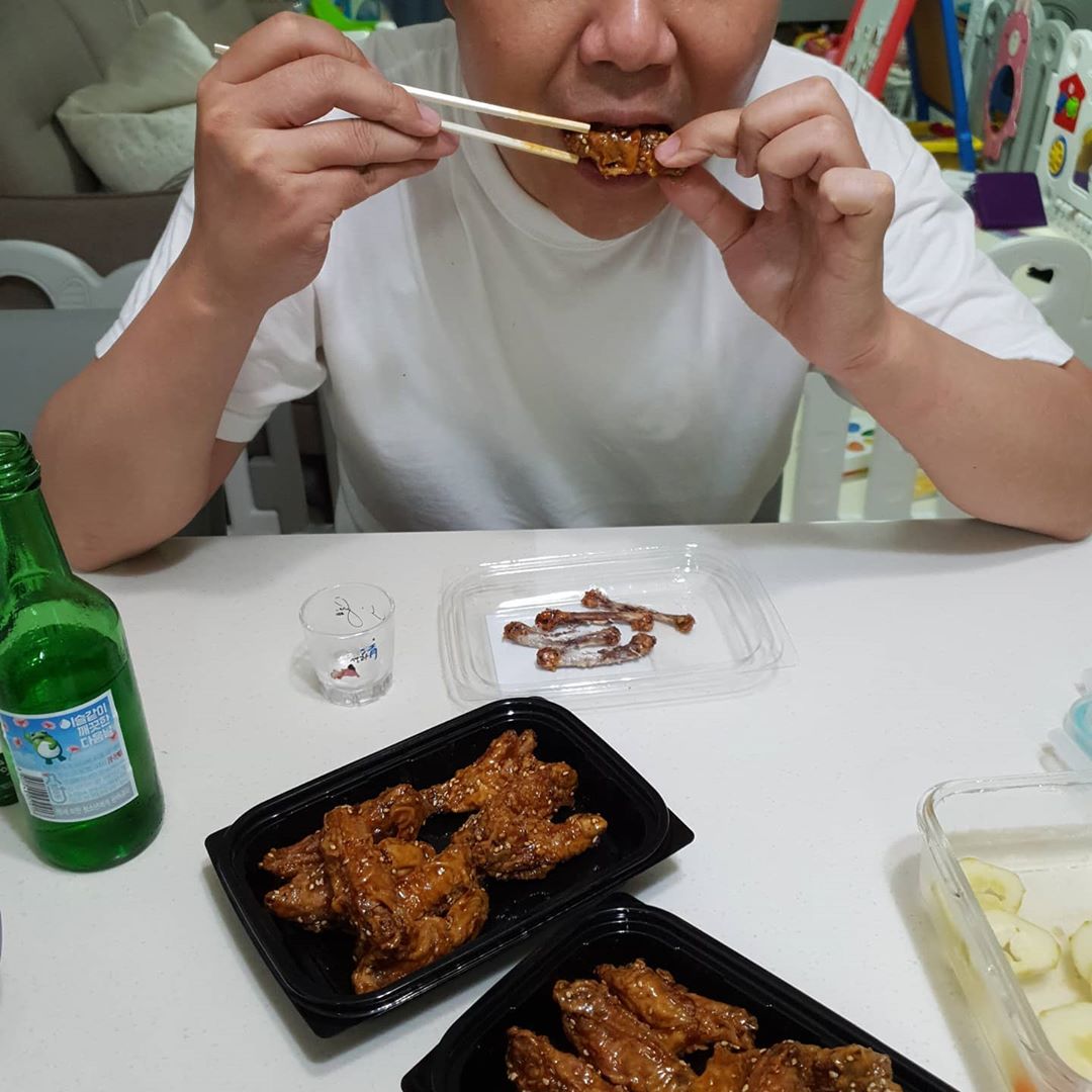 쭈야맘 on Instagram: “⠀ #찹다치킨 들어보셨나요? 전 먹어봤다요🤗 ⠀ 얼려진 치킨을 상온에서 10분 정도 자연해동 후에 먹는 치킨이예요 절대 전자레인지에 데워 먹으면 안 된데요 ⠀ #달서