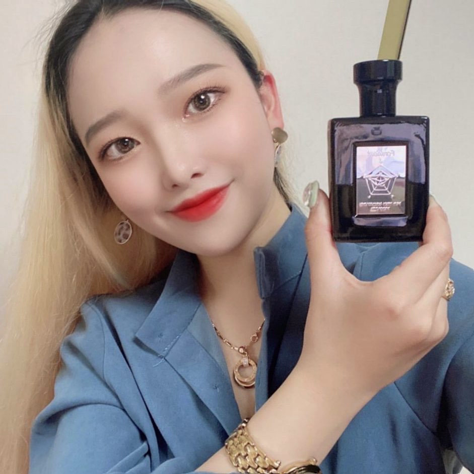 윤 혜 린 (21) on Instagram: “🌟 포맨트 포맨 시그니처 퍼퓸 🌟 ⠀ 진짜 박스 열자마자 감탄해따 ,, ㄹㅇ 딱 남자친구 품에서 났으면 하는 향 ‼️ ⠀ “코튼 허그” 딱 이름 처럼 가서 호다닥 안기구 싶은 향인데다가 잔향도 지저분 하지도 않고 은은히 오래가 너무 좋댜 ⠀ 내 미래…”