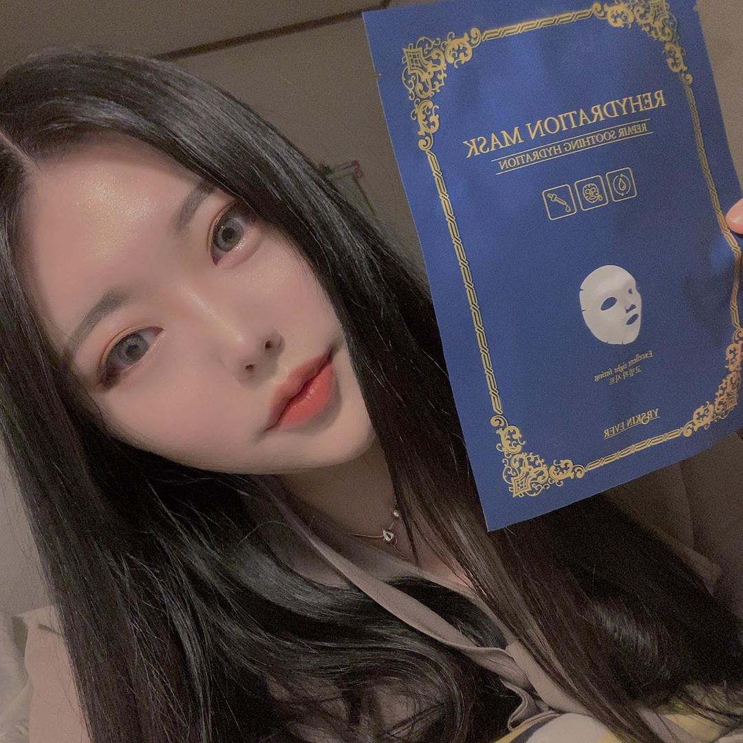 예지 on Instagram: “사용해봤던 팩중에는 수분공급🌊💙 1등 팩!  에센스도 쫀쫀하고 피부에 착착 스며들어서 화장 하기 전 스타트 팩으로 찰떡 💕♥️ . . .  #와이비스킨에버 #리하드레이션마스크 #보습마스크팩 #수분폭탄팩 #수분촉촉마스크팩 #촉촉함유지 #수분진정팩…”