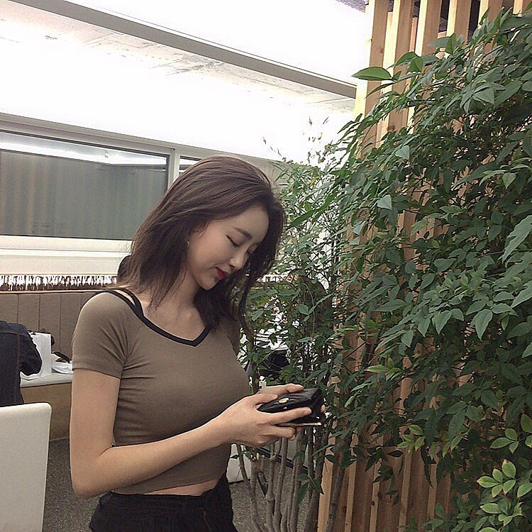  “과하지 않고, 베이직한 디자인에 진짜 가죽으로 만든 가성비갑 itamood지갑이에요🖤 올블랙은 사랑인거 아시져??거기에 골드빛…”
