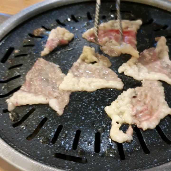 아내와 주말데이트
.
다이어트 한다고 해놓고 고기 먹어버리기🐖
.
나름 이른 시간 인 것 같은데 주말이라 그런지 사람이 엄청 많음
.
매장이 넓고 깔끔해서 모임하는 사람들이 많은 것 같음
.
차돌박이는 언제나 옳지, 특히 새콤달콤 쫄면과 함께 먹는 차돌박이는 리얼 천상계
.
다 먹고 샤로수길도 한바퀴 돌고(사람 겁나 많음) 옴
.
오늘도 아주 만족스러운 식사로 나의 뱃살 영토를 확장함🐽
.
#이차돌 #이차돌서울대 #이차돌서울대입구역점 #봉천동맛집 #서울대입구맛집 #서울대맛집 #서울대고기 #서울대입구역술집 #차돌박이 #고기스타그램 #고기맛집 #고기는언제나옳다 #JMT #ad 2chadol_seouluniversity