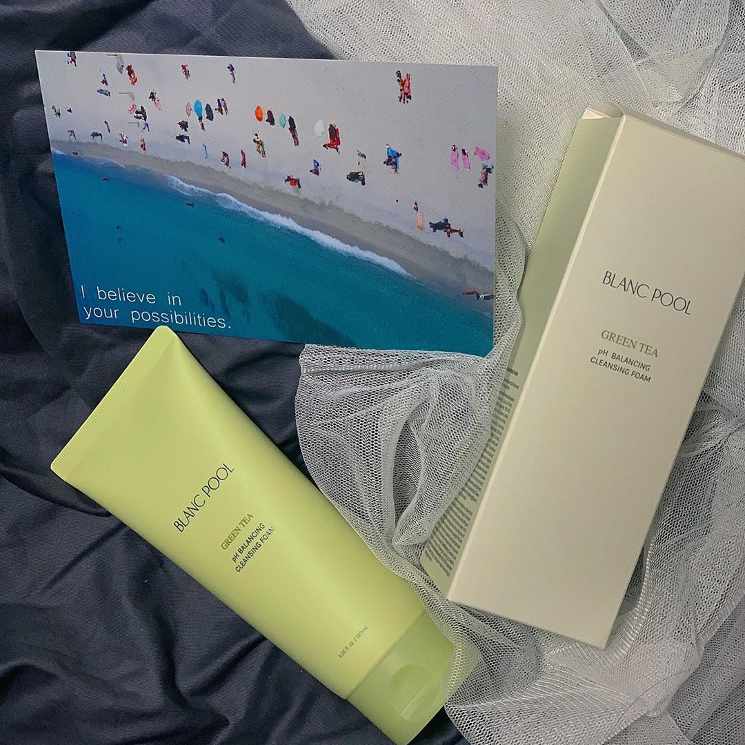 김해란 on Instagram: “평소에 쓰던 제품 아니면
피부가 즉각 반응을 해서
특히 클렌징이나 기초는
조금 더 신경쓰는 편이에요.
세정력은 기본,
순해서 온 가족이 쓰기에도
좋은 클렌징 폼으로 
이번에 한 번 갈아탔어요🙂
그런데, 정말 만족스러워요❤️”