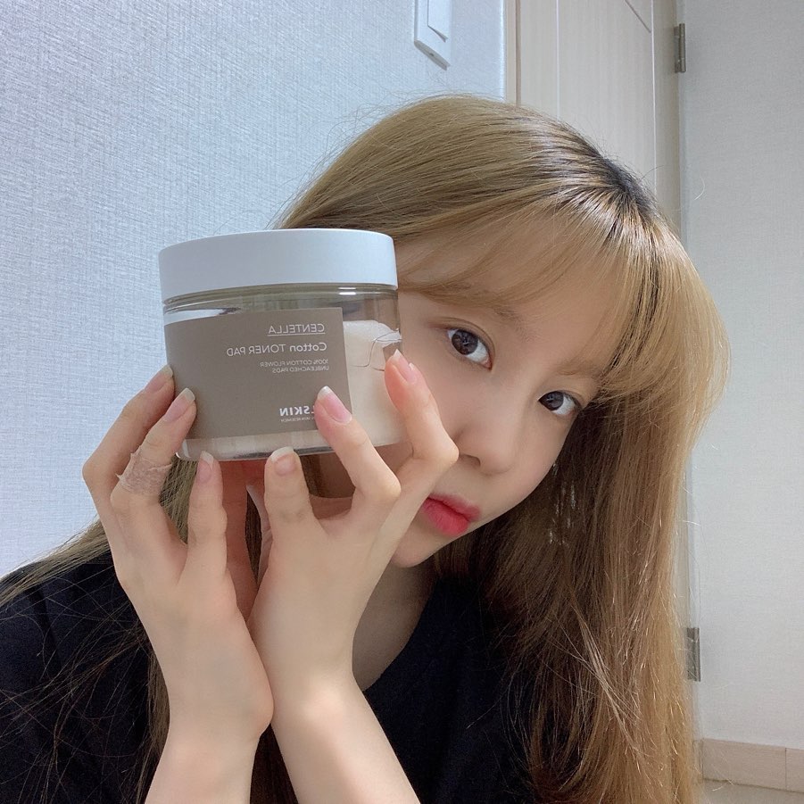  “목화씨가 쏙쏙 넉넉한 토너양으로  촉촉한 순면 목화솜 패드! 80mm 사이즈 넉넉한 크기로  양쪽볼에 올려서 1일1팩하기✌🏻…”