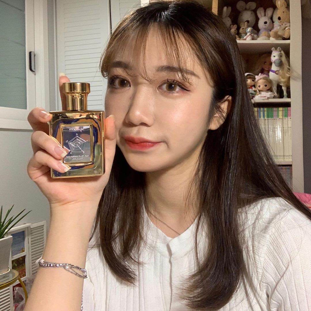 김주연 on Instagram: “금빛의 영롱한 디자인이 너무 예쁜 전 세계 조향사들 중 0.1퍼센트의 마스터 퍼퓨머가 남자의 성공을 주제로 영감을 받아 조향한 포맨트 포맨 시그니처 퍼퓸