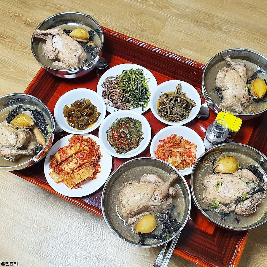 #주말일상
어쩌다보니 시댁 #집들이 겸 아버님생신! 엄마가 손질해준 닭, 능이버섯, 닭발 우린육수로 준비한 #능이백숙 🐔🍄 거기에 시아버님의 전복까지❤ 급 더워졌는데 초복전 미리 몸보신하신 것 같다고 국물까지 다 드셔서 뿌듯! 1시간 불 앞에 있은 보람이 있구만💪💪
.
어머님이 과일 사주시고 아버님은 #코스트코 에서 사고싶은거 다 사주심😀 갑자기 냉장고 터질것 같고 과일부자됨...🥰 저녁은 로스트치킨, 초밥이랑 맥듀🍻마시고 겜돌이 남편 입 심심할까봐 정연언니가 사준 #머스크메론 챙겨줬는데 오빠가 수박같고 맛있다고 흡입😆💕
.
울엄마 덕분에 시댁에서 이쁨받는 며느리🥰🥰 행복한 주말.. 넘 빨리가서 아쉽ㅠ0ㅠ
.
.
#세상행복한요즘