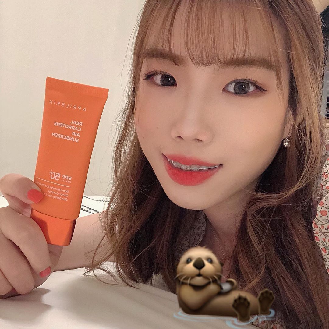 연 주 on Instagram: “이 선크림 진짜 대강추!🥕🐰 진심으로 추천🙌🏻🙌🏻🙌🏻 백탁❌ 끈적임❌ 발림성 💯 촉촉함 💯 (유분기x 피부에 스며듬) tmi 묽은 제형인데 안 흘러내림! 그