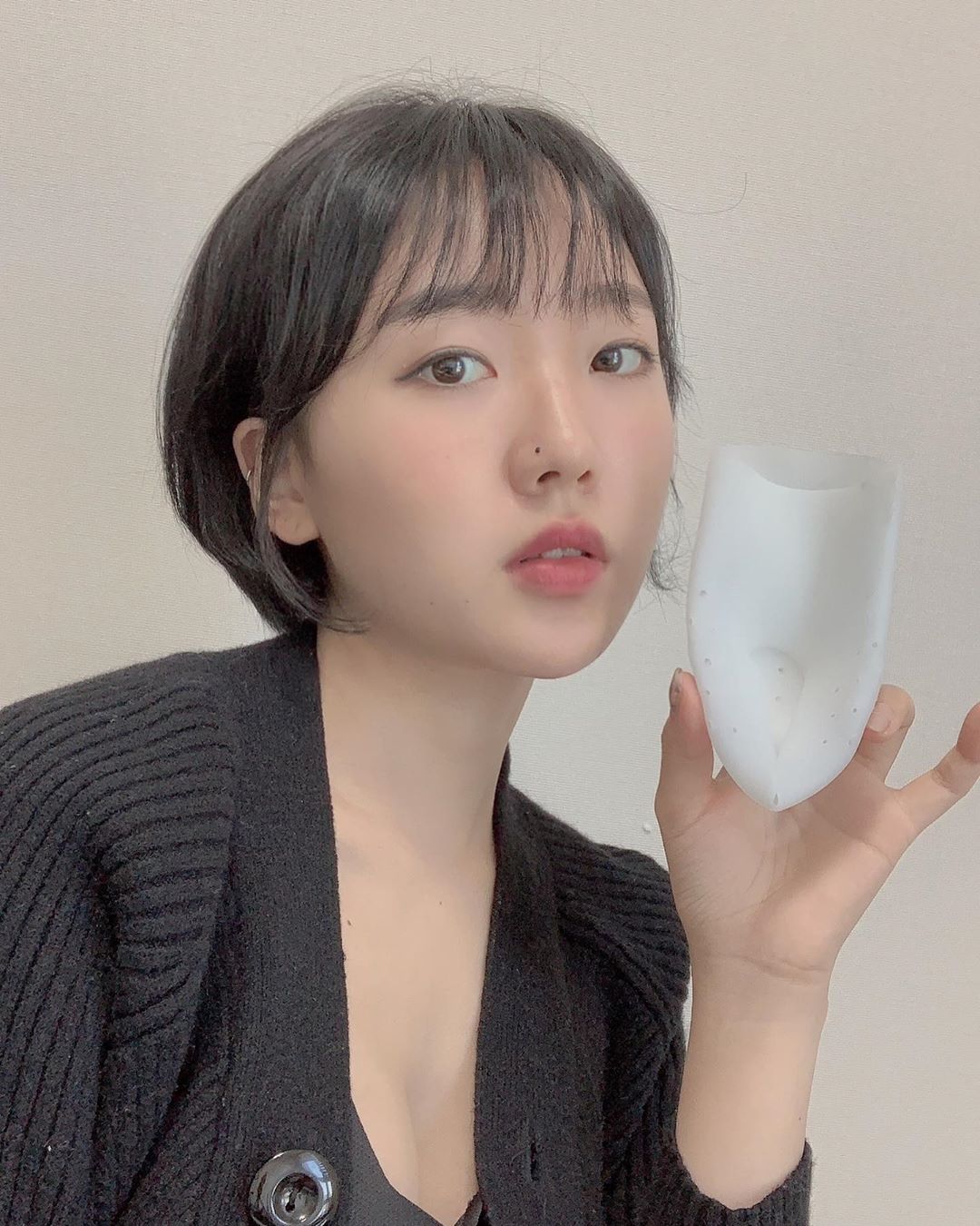 서하 찐계정 on Instagram: “165cm인척 하고 다니는 비법이랄까🤦🏻‍♀️ 양말 신듯이 촥 하고 신으면 아무도 모른당👌🏻 신발 벗는 곳에서도 문제 없지롱😉 . #바디공식키