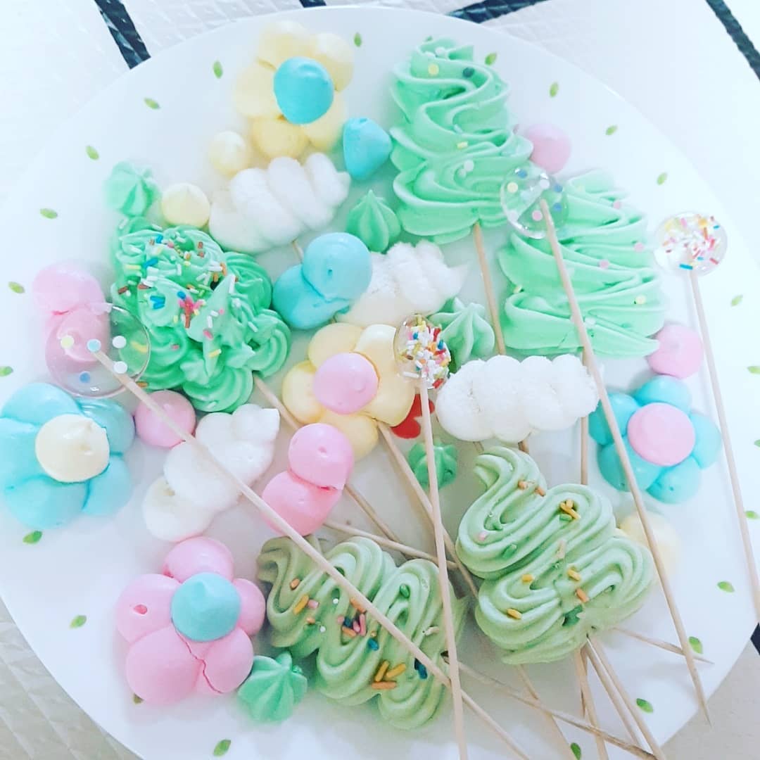 #탁케이크🎂
-
띵동❤
갑자기 찾아온 맛있는 머랭 배달🥳🥳🥳
👩‍🍳베이킹하는 동생이~~~
오랜만에 우리 아이들이 좋아한다고
가져다주고 갔어요😍
완전 감동이네요~~😭😭😭
-
코로나땜시 요즘 잘 못 만났는데...
마스크 쓰고 와서는 바쁘다며
머랭만🍭 휙-주고 가는데...
정말 날 위해 왔나봐요🙊
에구, 고마워라🙏
이쁜 머랭만큼이나 마음이 이뻐서
종일 웃음이 났네요.
-
우리 준영이,원영이 순삭했어요.
탁케이크 흥해라🤭🤭🤭
.
.
.
#탁케이크 #수제케이크🎂 #케이크맛집
#청라수제케이크🍰 #맛있어
#끝내주는머랭 #머랭맛집
#두아들일상♥️ #형제맘그램👬