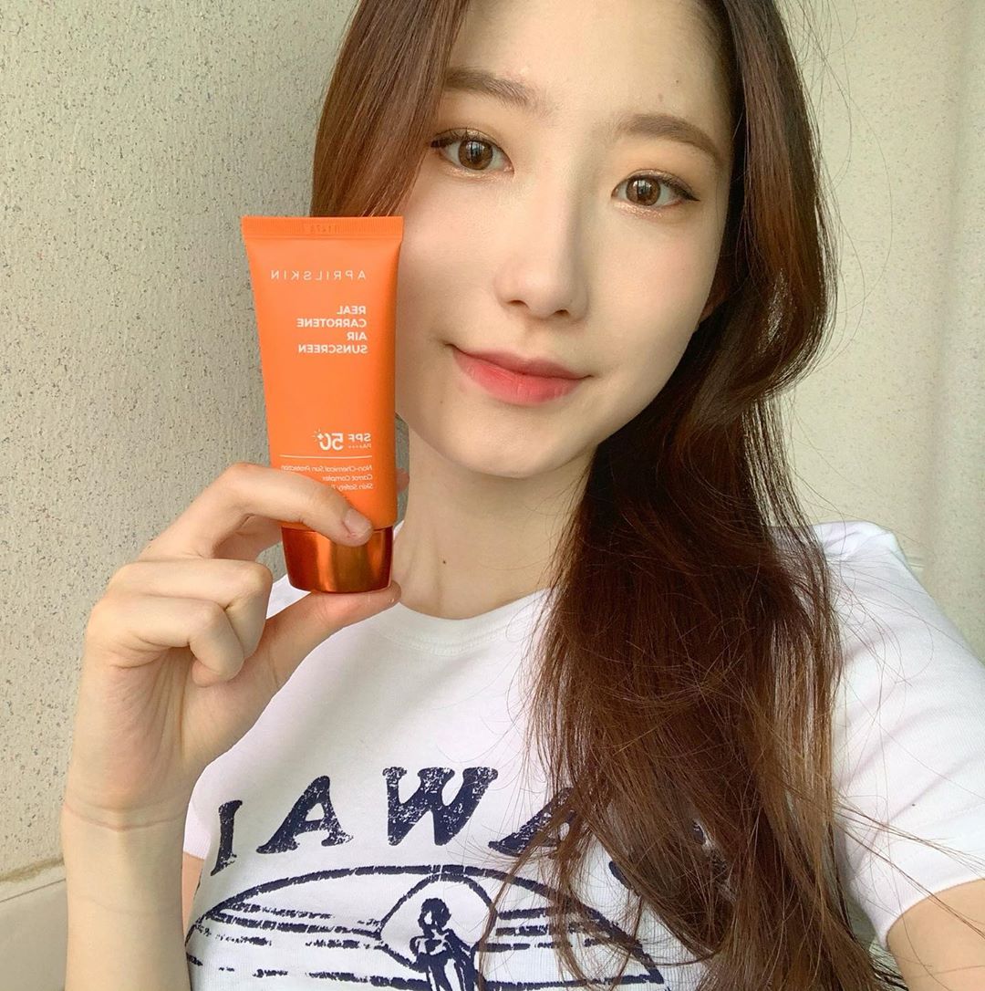 하윤승 on Instagram: “.✔️.여름이니까 선크림 챙겨야G .✔️.순한 무기자차 선크림으로 누구나 부담없이 바를 수 있어요💙 .✔️.촉촉한데 백탁 현상도 없어서 베이스 화장 하기