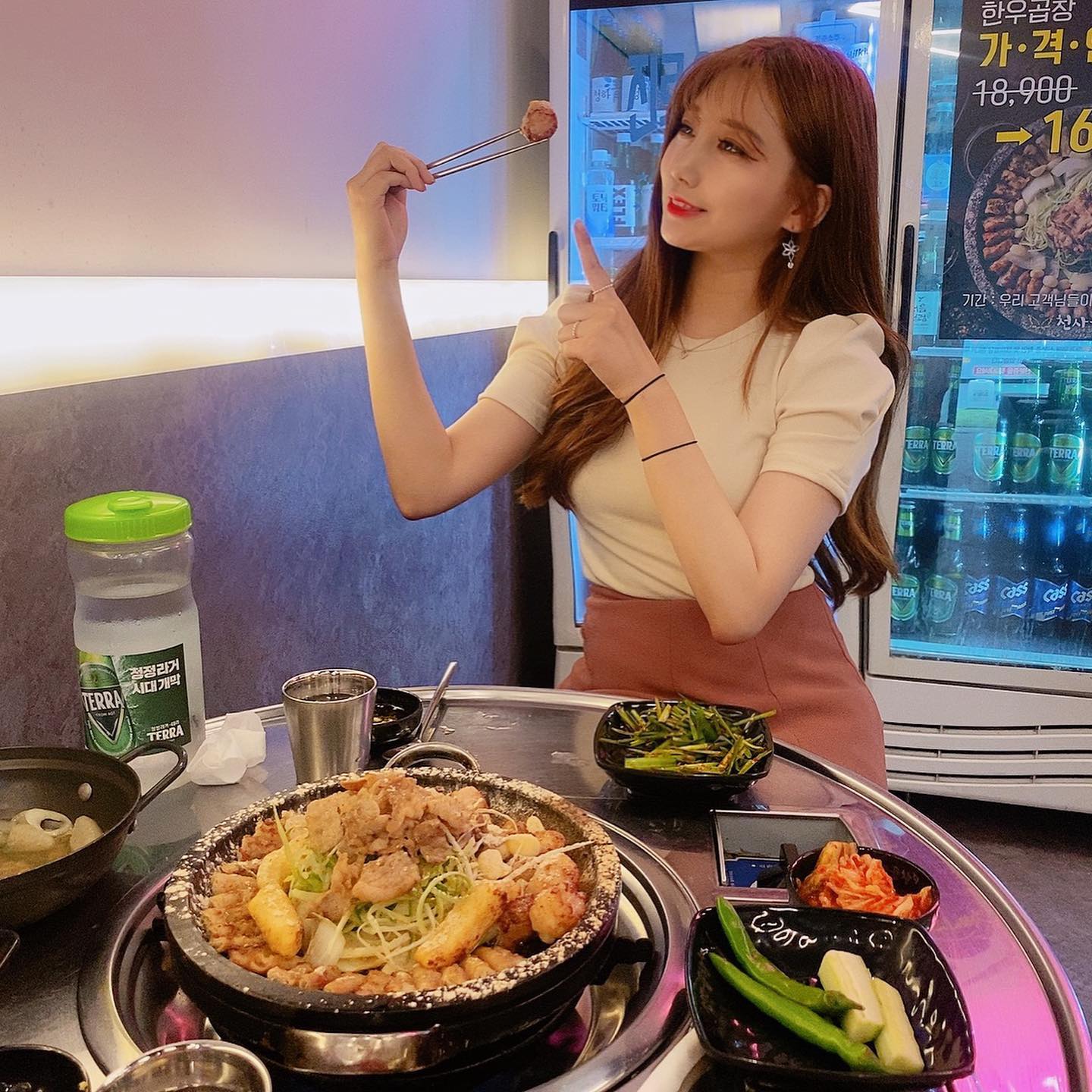 #천사곱창논현점 .
일끝나고 바로 달려간 천사곱창
역시 맛집이라 그런지 빨리간다고 갔는데도 사람이 너무 많았다
.
사람이 많은 곳은 다 이유가 있다고 곱창에서 비린내도 없고 육회서비스에 맛도 좋은집
.
곱창양도 많고 볶음밥도 맛있고 직원분들도 너무 친절해요 😊
.
.
.

#천사곱창논현점 #논현맛집 #논현동맛집 #논현역맛집 #논현술집 #논현동술집 #논현동곱창 #논현동소곱창 #논현동핫플레이스 #논현동곱창맛집 #신논현맛집 #신논현곱창 #신논현술집 #논현회식 #논현고기집 #신논현고기집 #논현곱창 #논현회식 #논현모임 #신논현모임장소 #배달맛집 #배달의민족 #곱창배달 #논현동배달 #ad_