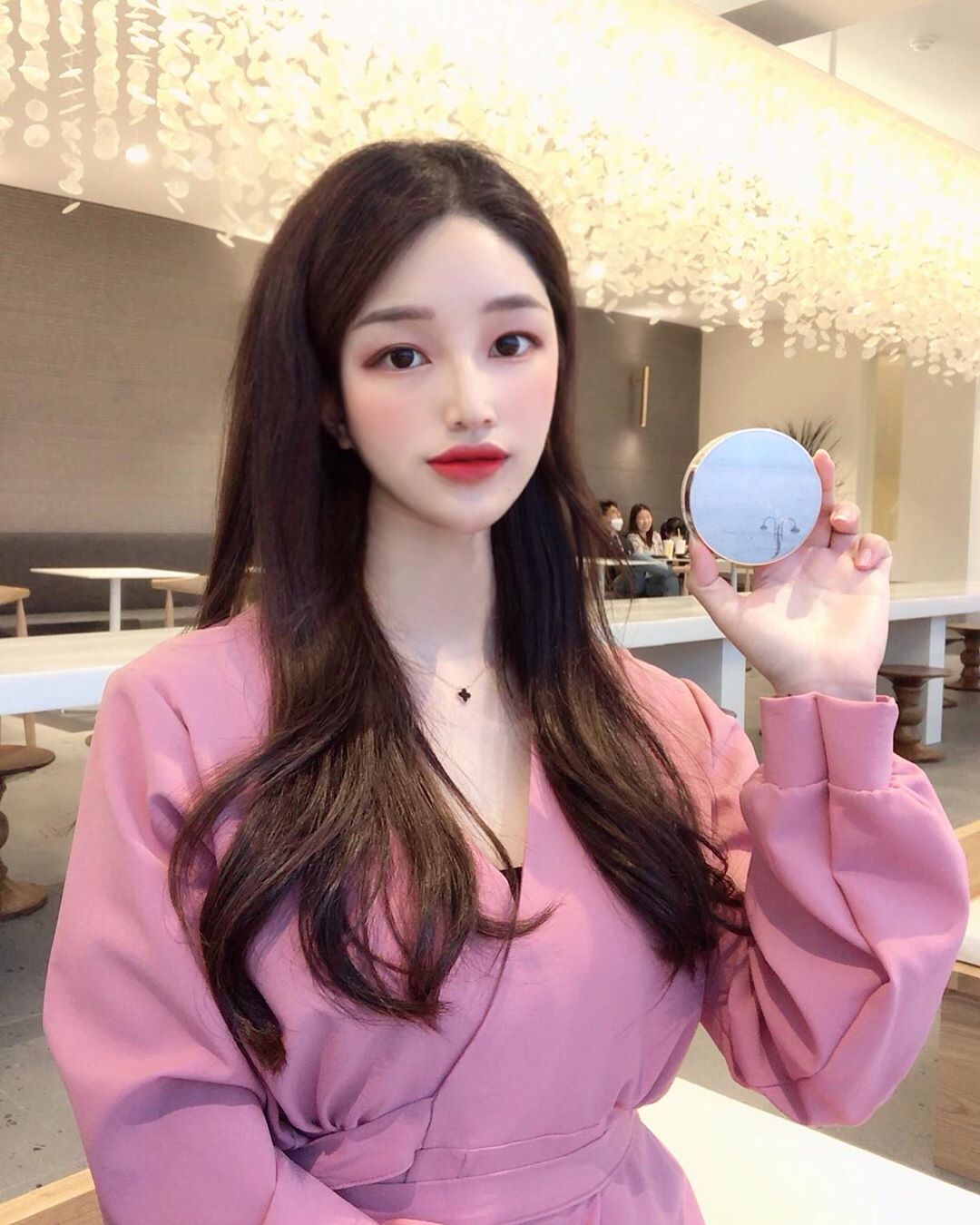 @sooommmm53.3 on Instagram: “에이프릴스킨 매직스노우 픽싱 파운데이션 아묻따 여름최강쿠션🦋 커버는 물론 유지력까지 짱짱❣️ . . . . . . . . #에이프릴스킨 #aprilskin #픽싱쿠션 #여름쿠션 #쿠션