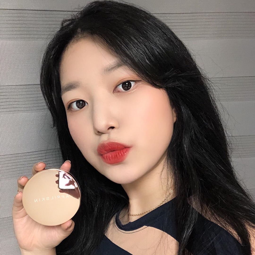 지 민 on Instagram: “피지 컨트롤 파우더가 수분은 그대로 유지해주고 피지만 흡착해서 끈적이