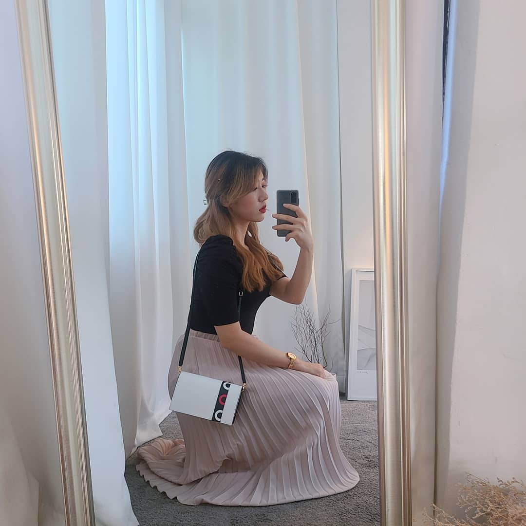 다몽이 on Instagram: “#애리나 요즘 데일리백으로 잘 들고 다니는 요아이! 깔끔하게 입고 뉴트로 느낌의 스트랩으로 부착하면 포인트도 되고 예뿌쟈낭..💓 찍찍이로 간편하게 스트랩 교체만