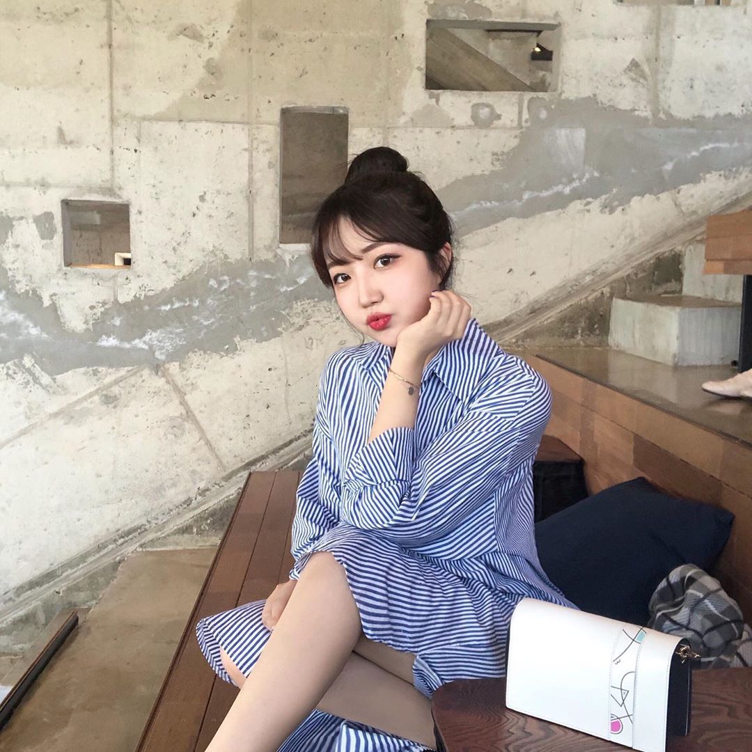 말하는 감자 효니🐶 on Instagram: “그날 기분에 따라 다양한 스타일밴드 매치로 매일 다른 가방을 드는 것 같은 느낌👍🏻♥️ 화이트 미니 크로스백으로 어느 옷에나