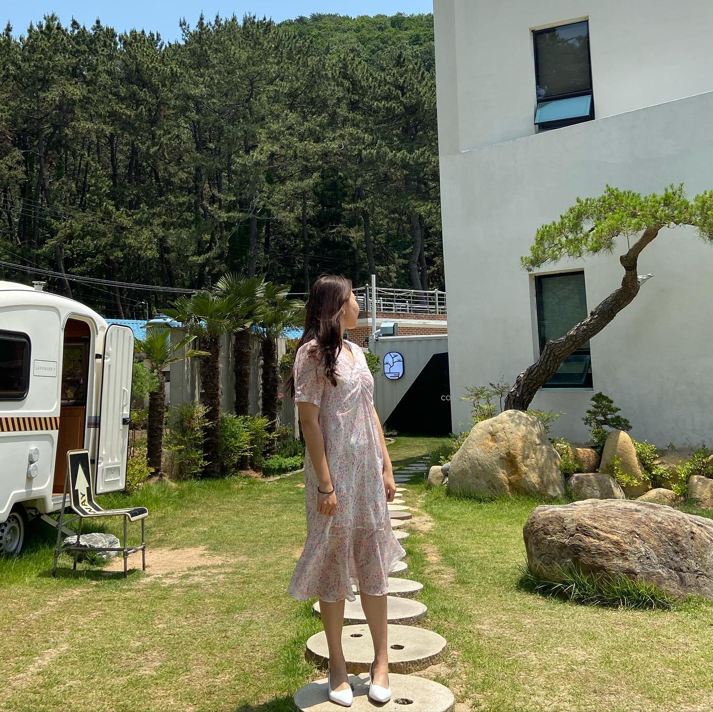 _
날씨가 더워져서 이제는 시원한 옷에만 손이가요🙌
그래서 시원하구 화사한 쉬폰 원피스 입구 나들이 다녀왔지요💕
우연히 초록초록하고 예쁜카페까지발견🌿🌱
_
_
_
_
#THETILBURY #유니크 #나들이룩 #피크닉룩 #피크닉
 #스트릿룩 #스트릿패션 #러블리룩 #데일리룩 #패션
#바바패션리더 #바바더닷컴 #바바패션 #더틸버리 #틸버리