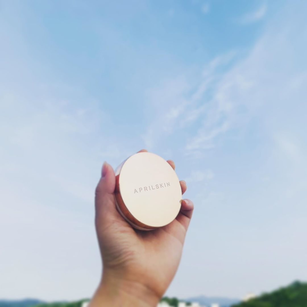 이다영💕(연아의하루) on Instagram: “에이프릴스킨 픽싱쿠션❤️ 요즘같은 여름에 사용하기 좋은쿠션입니당 보송하게 마무리 되는데 속은 촉촉해요⭐️ 여름에 땀이나는데 보송하게 마무