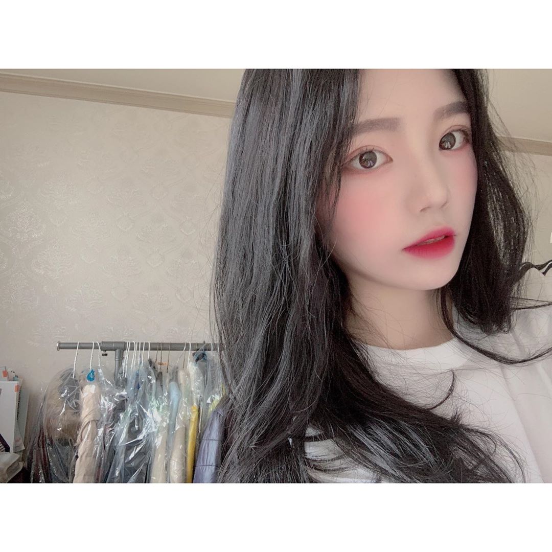 이명진 on Instagram: “겉은 보송하고 속은 촉촉해서 여름에 쓰기 딱 좋은 #픽싱쿠션 여름에 화장하면 쉽게 무너져서 속상했는데, 픽싱쿠션은 피지 컨트롤 파우더가 수분은 그대로