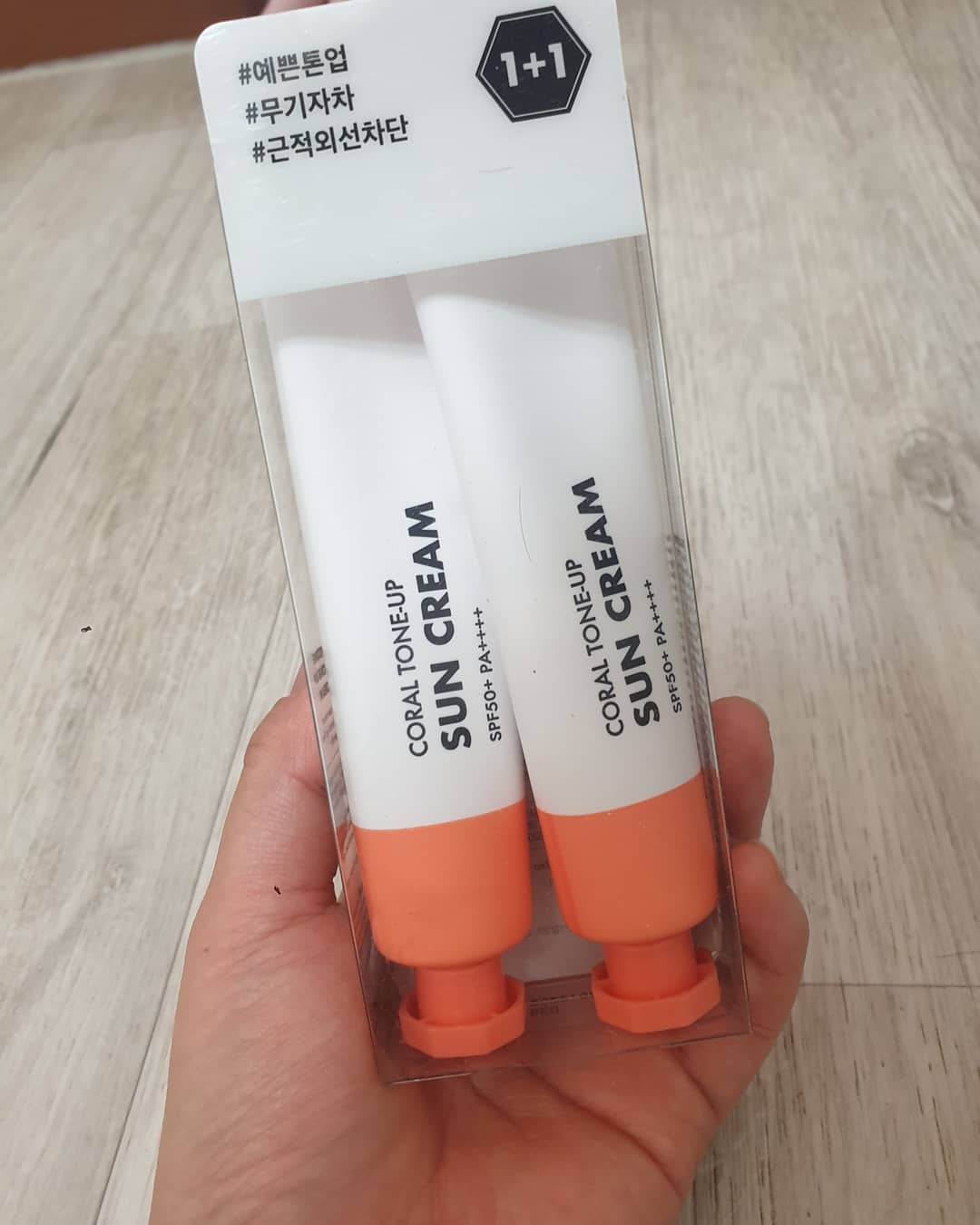 수지 장 on Instagram: “#옆으로👉 요즘 내가 쓰는 썬크림 !! 귀찮기도 하고..... 겨울까지 썬크림을 발라야 하나했는데.... 이게 왠걸 !!! 겨울에도 꼭 필요하다능거 !! 그래서 여기저기 알아보다