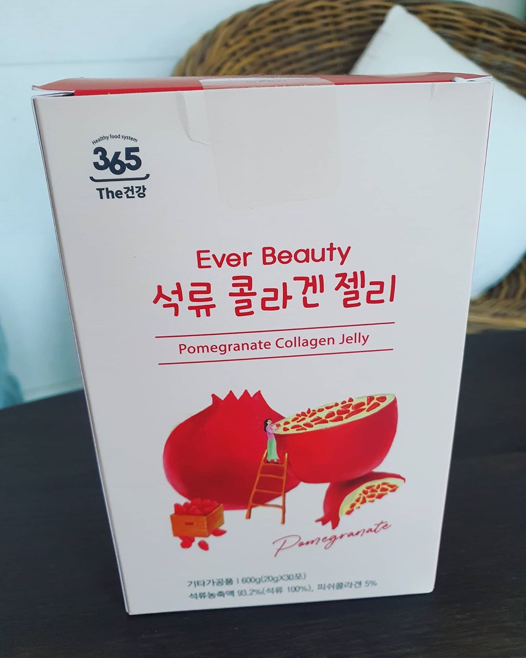 황희진 on Instagram: “여자라면 꼭 챙겨먹어야 할 #석류 를 간편하게! 스틱젤리형이라 휴대하기 좋고 맛도 좋아요~ 스틱1포에 석류1.2개나 들어가 있다니🙊 그래서인지 석류맛이 진하고 새콤