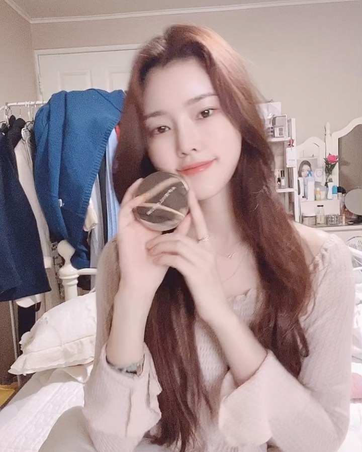 임은정林恩廷🌸 on Instagram: “내가 좋아하는 베이비 핑크 쿠션이라니😻 여름쿠션으로 짱이닷 겉은 매트해서 무너져두 이뿌 헷 . . . #에이프릴스킨 #aprilskin #픽싱쿠션 #여름쿠