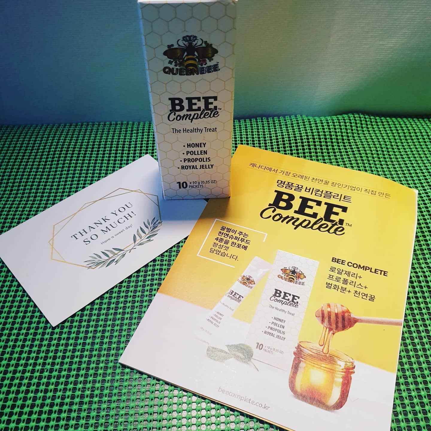 명품꿀
비(Bee) 컴플리트(Complete)

4종을 한번에!
로열젤리+프로폴리스+비폴렌+천연꿀이 들어있는 비컴플리트랍니다.

1박스에 10포가 들어있으며
스틱형을 개별포장이 되어있어서
간편하게 짜서 드시기에
좋아요.

캐나다에서 가장 오래된 천연꿀 장인기업이
직접 만든 명품꿀 비컴플리트!

#명품꿀 #비컴플리트 #천연꿀 #비폴렌
#로열젤리 #프로폴리스 #슈퍼푸드  #ad