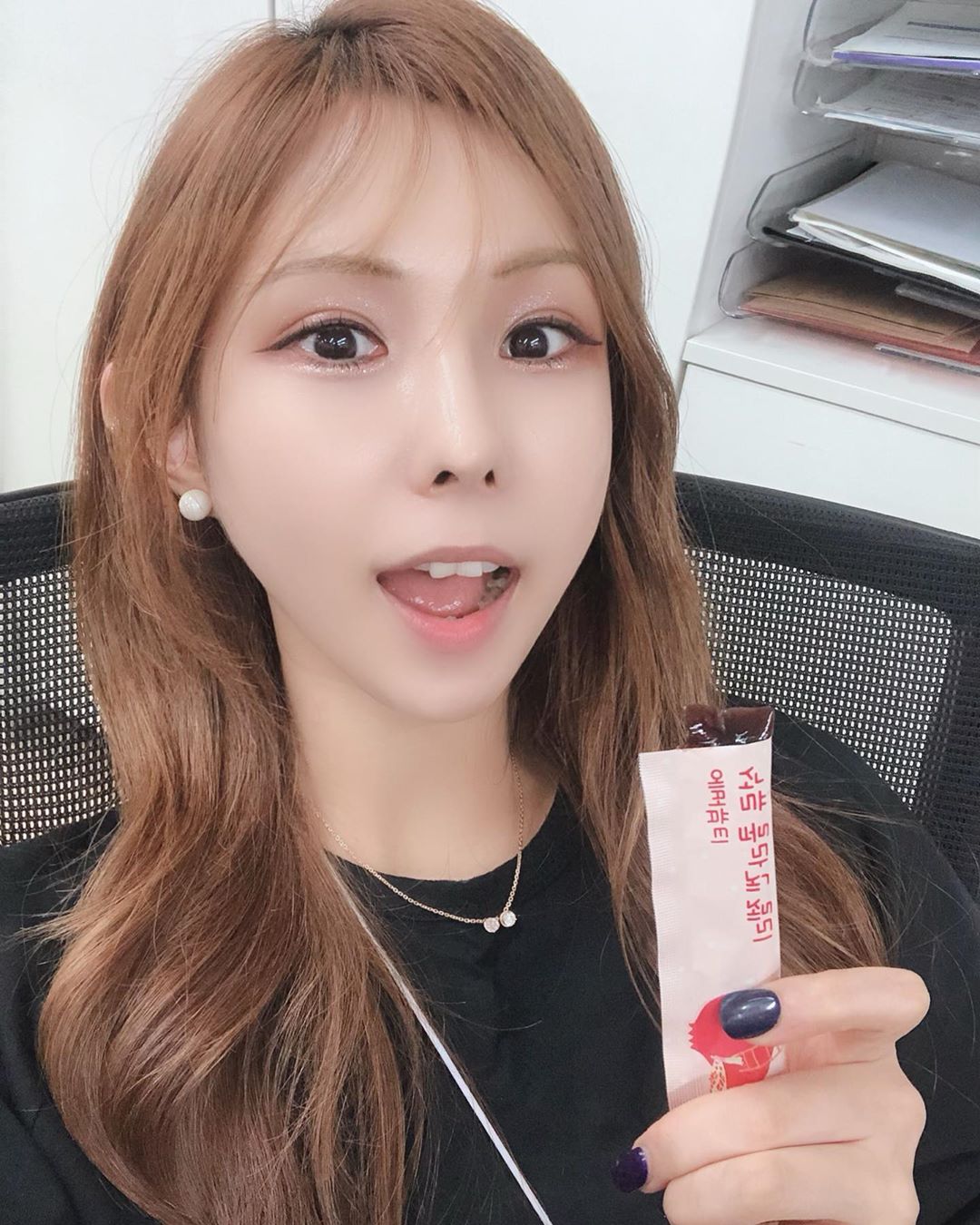 Seo.A on Instagram: “...#젤리 먹는 다람이 #석류젤리#에버뷰티 ❤️ 힝ㅠㅠ 젤리 환장하는 나인데.. 이거 진짜 찐이야!! 냉장고에서 바로 꺼내 먹으니까 찹찹하이 탱글탱글 식감 짱👍 맛이 진하