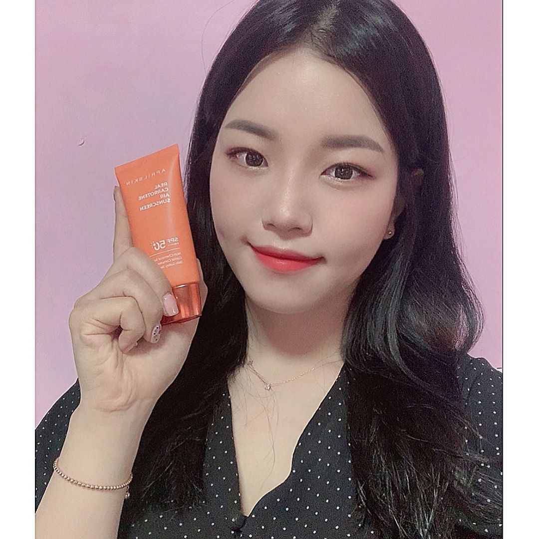 @yenazzi_ on Instagram: “🥕리얼 캐로틴 에어 선크림 🥕 바를 때 수분이 터져 촉촉하고 끈적임이 없느