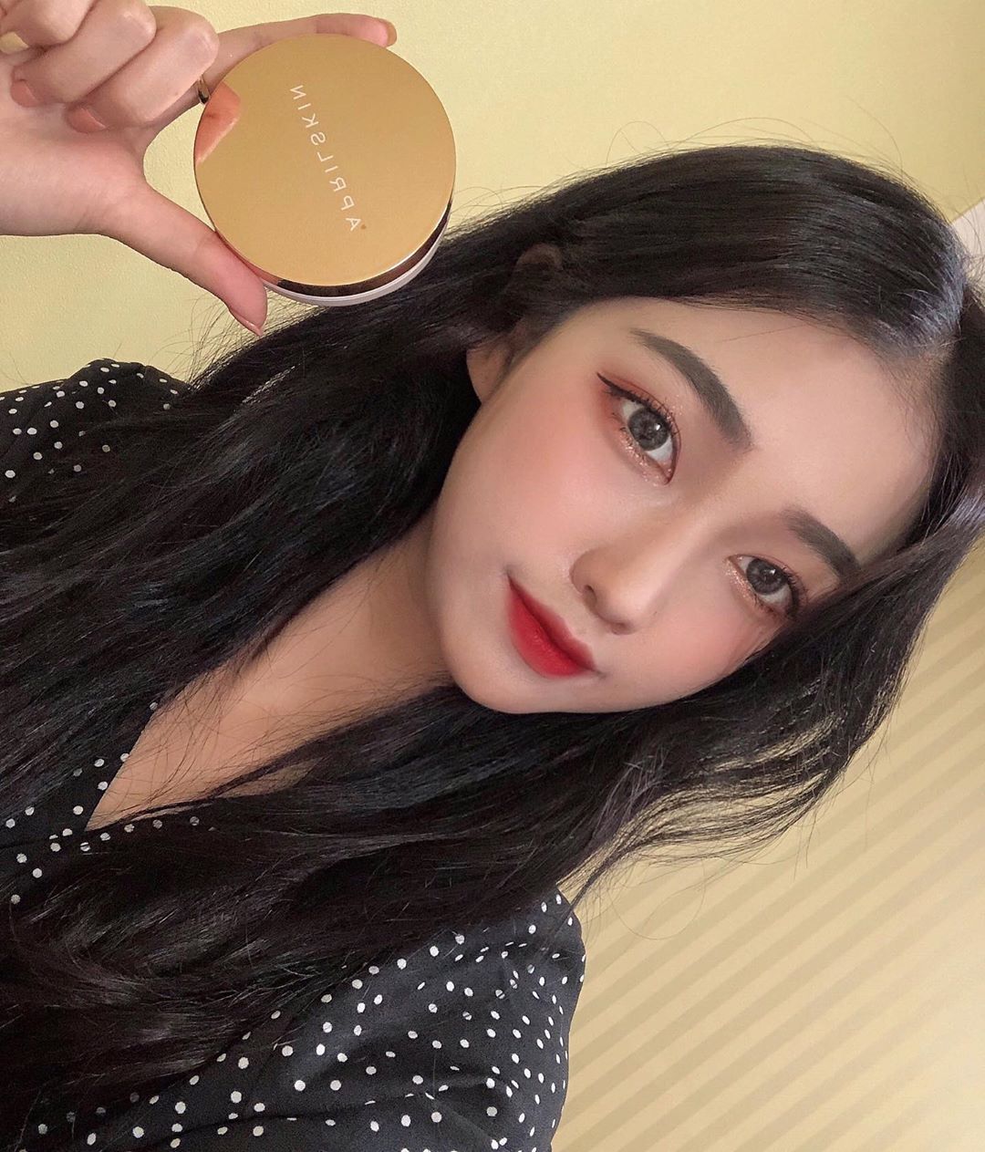 장서영 on Instagram: “@aprilskin_korea 여름쿠션은 에이프릴스킨 픽싱쿠션🌞겉은 보송하고 속은 촉촉해서 여름에 쓰기 너무 좋다 ㅠㅠㅠ♥️ 잘 무너지지도 않고 밀착력이 너무 좋아
