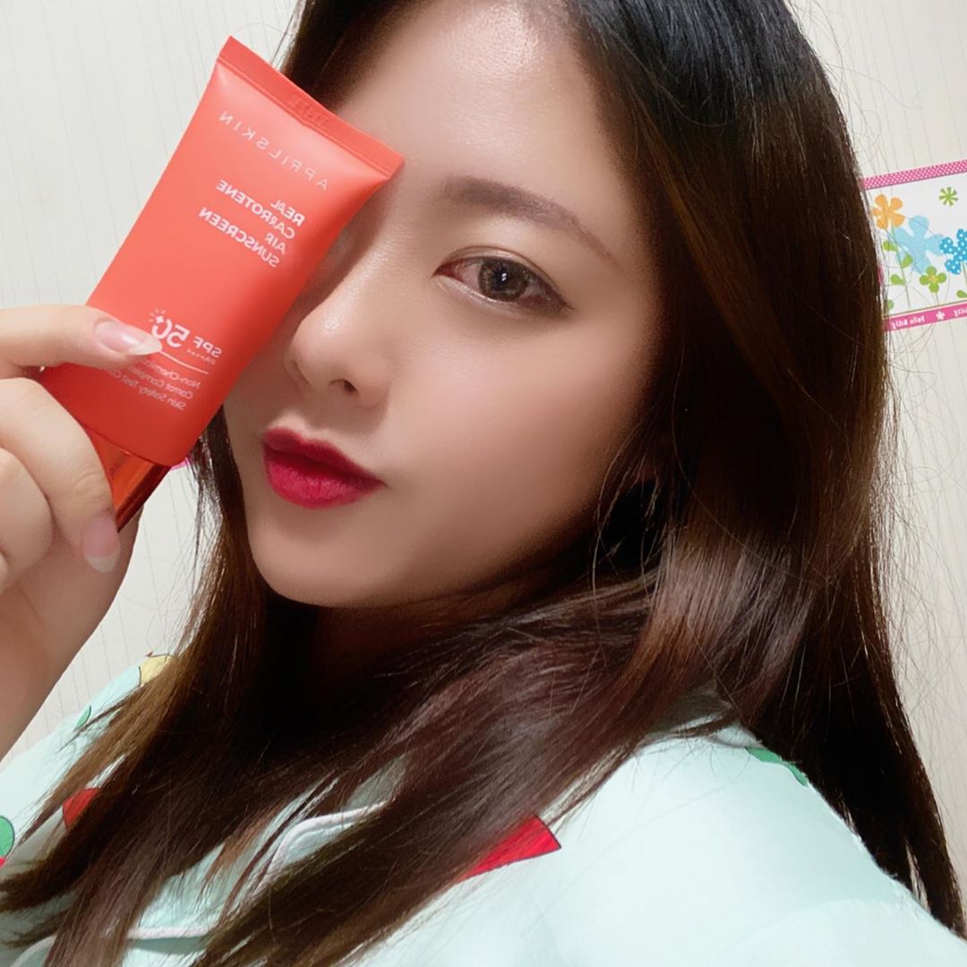 지현 on Instagram: “리얼 캐로틴 에어 선크림 지금 쓰는 선크림은 처음 바를때 백탁현상도 심하고 무겁게 발리는데 이건 가볍고 촉촉하게 발리면서 마무리도 보송하게 끝나서 여름용으로 찰