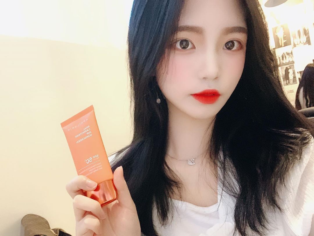 이명진 on Instagram: “저자극 테스트를 완료한 100% 순한 선크림 #당근선크림 🥕 워터리 포뮬
