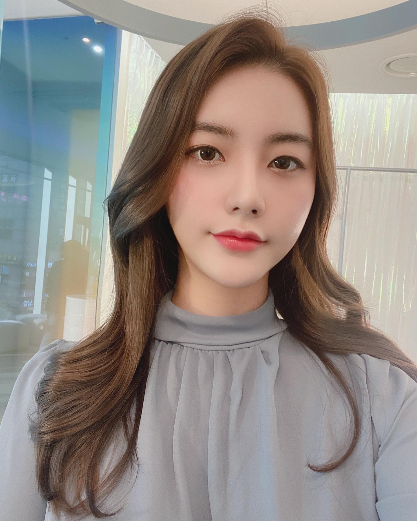 염색했지요🙇‍♀️
날씨따라 기분전환 한다는게 얼마만의 염색인지💗
헤어 디자이너 쌤이랑 수다떨면서 3시간 넘게 머리했는데 시간가는줄 몰랐다ㅋㅋ
알고보니 자라온 동네가 가까워서 학창시절 공유하고ㅋㅋㅋ색도 완전 잘나왔자나..!! 감사해요😆 n.june09 
#박승철양재점 #박승철헤어스튜디오양재점 #양재역미용실 #염색 #기분전환 #브라운염색 #ad #hair #model