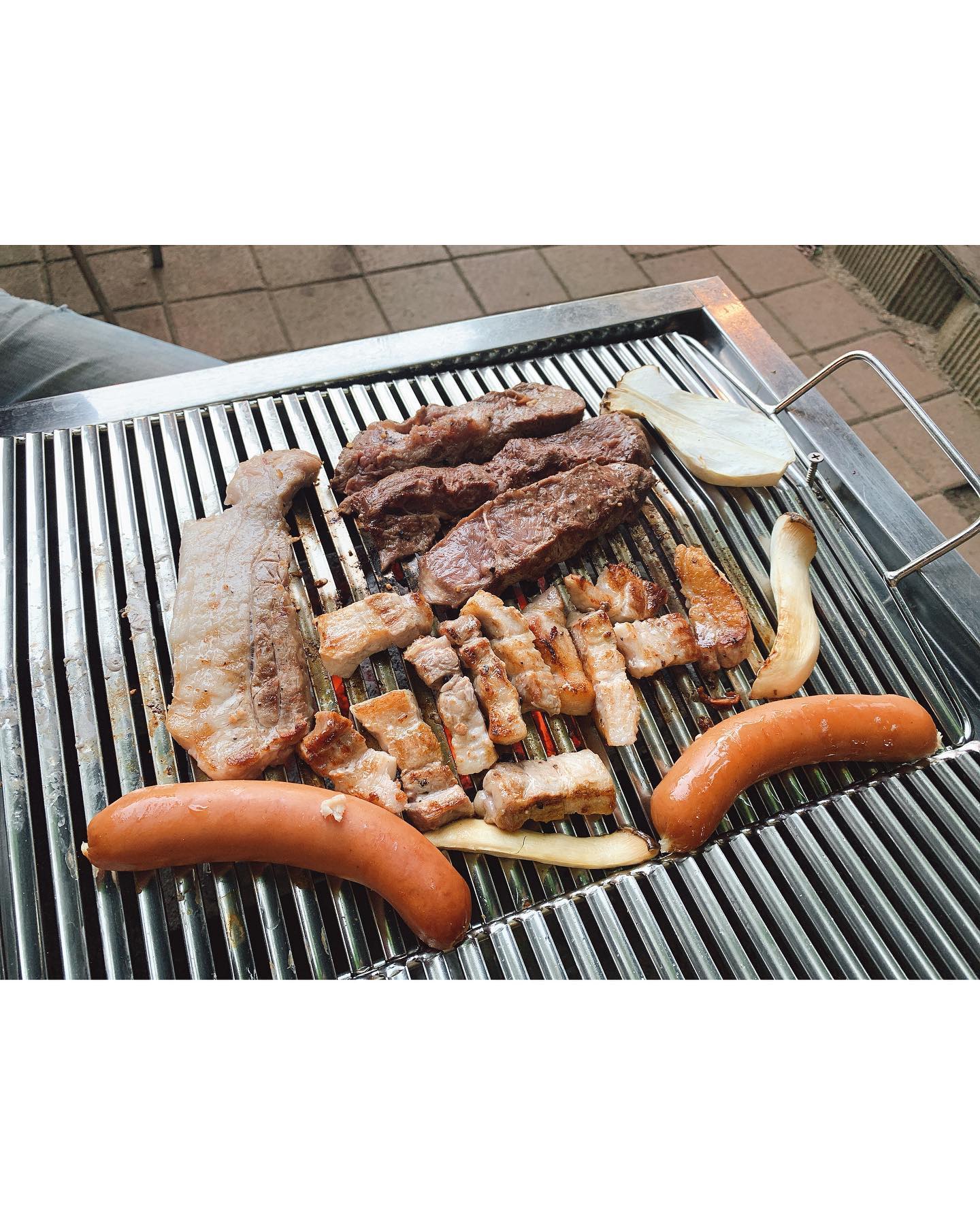 먼저 퇴근한 신랑이~ 맛있는거 사준다고 데리고 왔는데 경치도 좋고 맛도 좋고 캠핑 온거 갔고 조타요~ 
둘이 불금 보내는중~ 
앞머리 기르는중이라 이마 깠어요😝
.
.
#남양주맛집
#남양주데이트
#백련