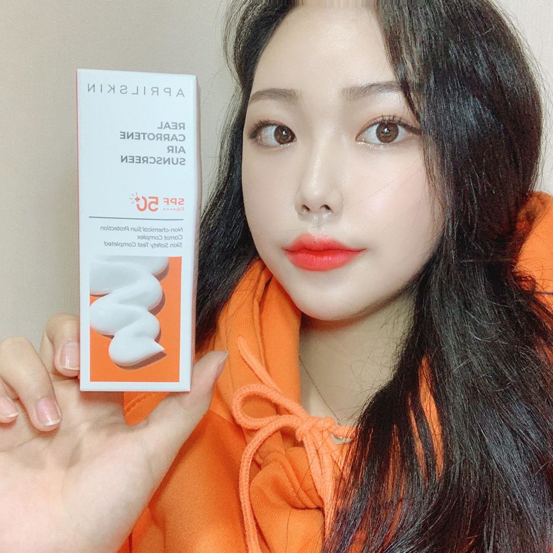 MINJI KIM 🌹 on Instagram: “[에이프릴스킨__리얼 캐로틴 에어 선크림] 무더운 여름 , 촉촉하지만 끈적임 없는 에이프릴스킨 캐럿선크림과 함께라면 어떤 화장도 잘 먹을것같다🧡 . . . . . #에이