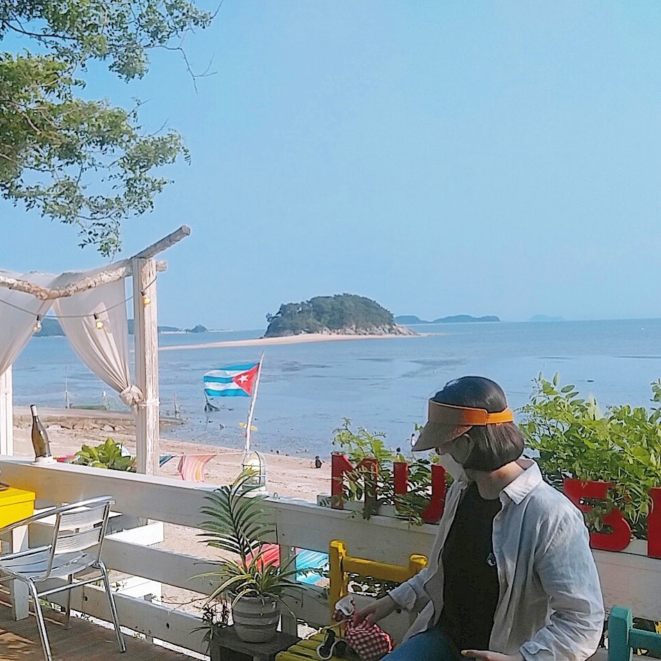 💙
선재도 1박2일 코스
언니들과 헤어지기직전까지 웃음
몸무게를 2kg 얻었읍니다

금요일
주차전쟁(두번째손가락으로 문좀내려봐)
선재도뻘다방 신호수로 빙의해서 ❌ 표시하며 깝ㅊ1기
저녁엔 배고파외치면서 모자르다고 깝치기2 하다가
남기고 배두들기며 잠들기잼
유니언니 술 취했다고 스미마센 5조5억번 외치심

토요일 아침에 유니언니 새벽부터 산책하고 오심
눈뜨자마자 갤다닐때 굴욕순간곱씹기 + 까만놈 지탄하기
유니언니 술병났는데 나랑 비니언니 배고파외치며
아랑곳안하고 배는 채우자 외치며 겹살볶고 컵라면 클리어
집에와서 죄책감에 자전거 1시간 탄 이야긔