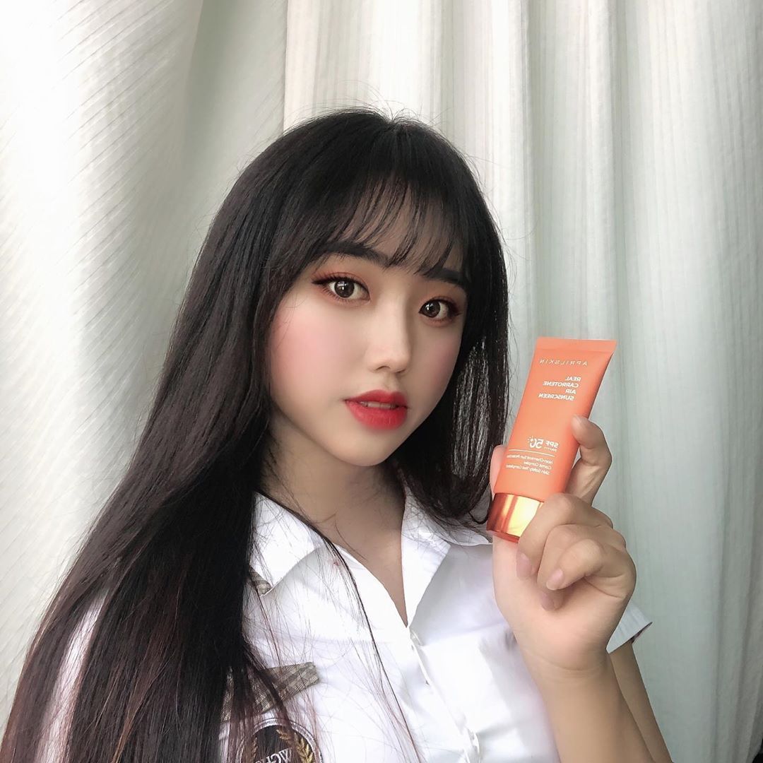 @je_0.0ll shared a photo on Instagram: “. 에이프릴스킨 리얼 캐로틴 에어 선크림 . . . 로션처럼 부드럽고 촉촉하게 발리고 전혀 답답하지 않았어요! 그리고 워터리 포뮬러 제형으로 무기차임에도