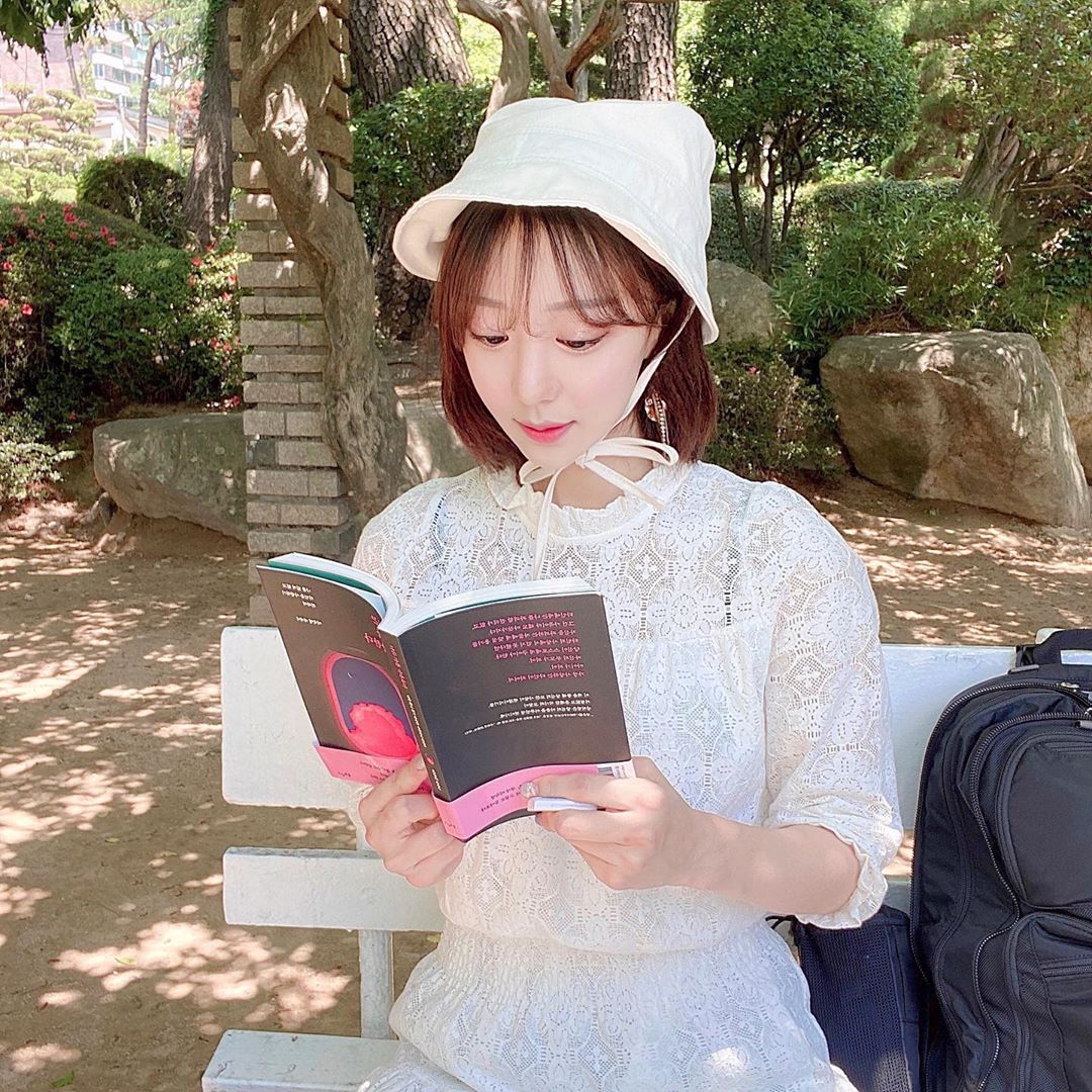 이 은 on Instagram: “좋은 책이랑 같이 에어컨아래 집캉스는 천국 📖 배려는 나에게 먼저 행해져야하는것이라 하시는 작가님의 말씀이 너무 와닿았어요 :) 고민해왔던 수많은 인간관계와 사