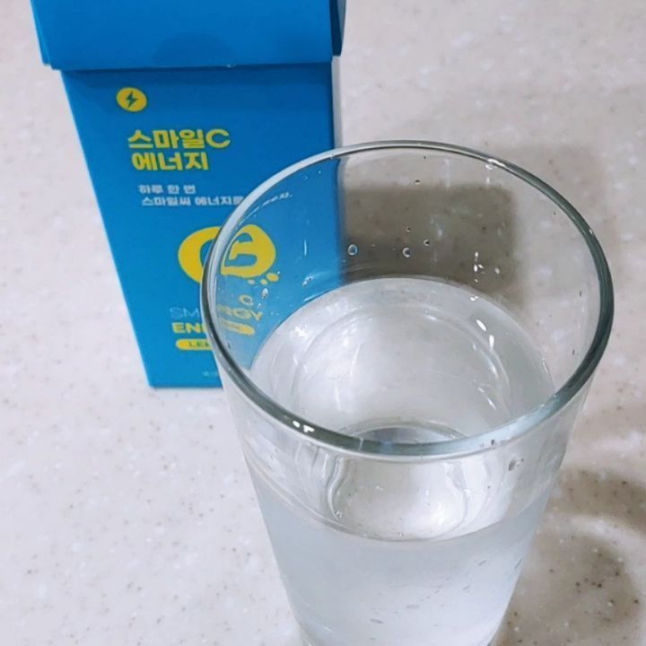 .
요즘처럼 덥거나 습하거나 뜨거운 날씨는
더 많이 지치게 되는 것 같아요.
그래서 수분 보충 많이 해주려 노력 하지만
생각보다 쉽지 않고 또 지칠때 피로회복에도 
도움을 주는 제품이 있어서 소개드려요.

스마일 C 에너지.
영국산 비타민C와 독일산 비타민B2, 리보플라빈
국산 포도당 등이 함유된 에너지 워터 분말이에요

상큼한 컬러의 분말인데 시원한 물이나 탄산수에 타서 마시면 에너지 충전 완료!!
보이는 색만큼 신맛은 없고 이온음료 같아서 더운날 시원하게 마셔주니 너무 좋아요.
.
.
.
#스마일C에너지 #스마일씨 #스마일씨에너지
#스마일씨에너지음료 #에너지음료분말 #수분충전 #수분보충 #스마일C에너지레몬
#공팔리터 #유료광고