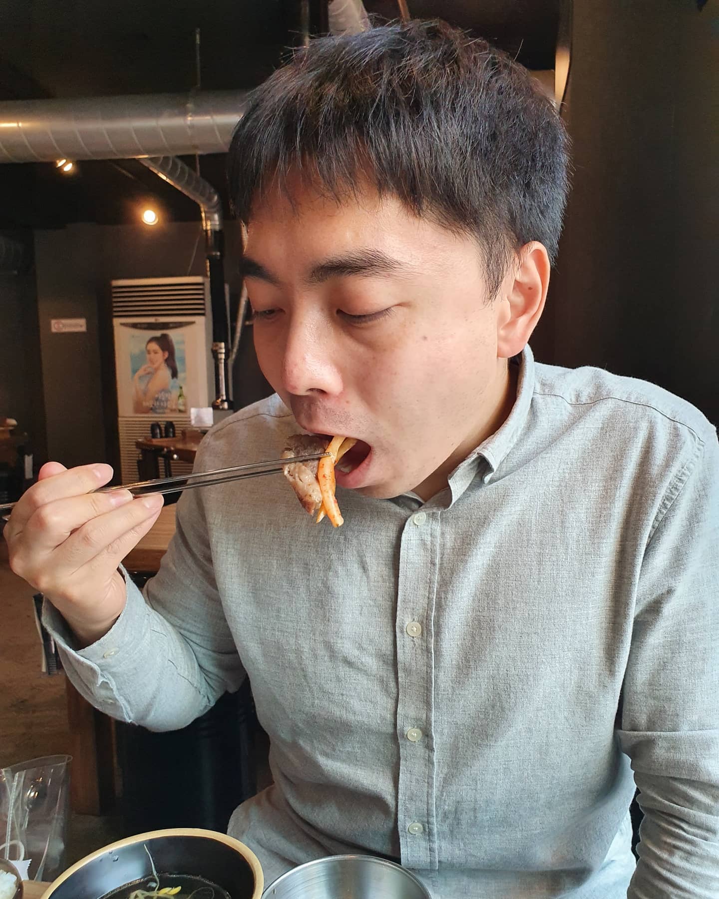 아내님과 멀리 나들이
.
날씨도 좋고 차도 안막히고 좋은 날
.
고오급 고기인 차돌박이와 갈비살 영접
.
숯불 화력이 무지 쎄서 순식간에 먹어치움🐷
.
차돌박이가 다른 곳과 다르게 두툼한 편이라 씹는 맛이 더 좋다 아주 부드럽고 쫄깃함
.
소갈비는 한입 베어물면 육즙이 주륵 살아있음
.
무생채, 냉이소스, 새우젓 등 같이 먹으면 진심 꿀맛
.
6시도 안되어서 갔는데 가족단위로 많이 오는 듯
.
집에 오는 길은 뻥 뚫려서 편안하게 옴
.
#보라매역맛집 #대방동맛집 #보라매맛집 #보라매고기집 #보라매차돌박이 #돌박집 #보라매회식장소 #보라매회식 #보라매모임장소 #서울맛집추천 #서울데이트장소 #서울데이트코스 #서울맛집 #차돌박이 #갈비살 #데이트스타그램 #신혼스타그램 #JMTGR #ad