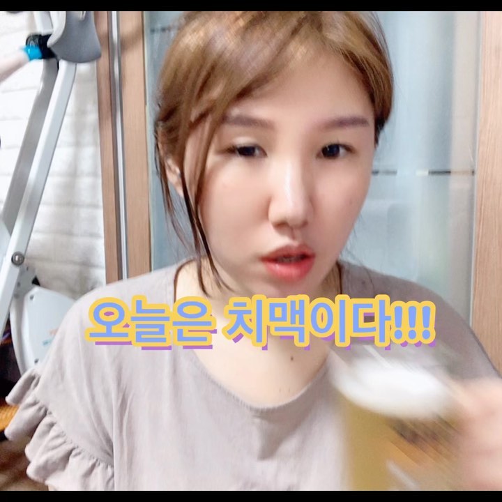 돈도니(김동영) on Instagram: “얼려먹는 치킨이라 궁금해서 제가 한번 먹어볼게요 🤣 찹다치킨은 ᄀ