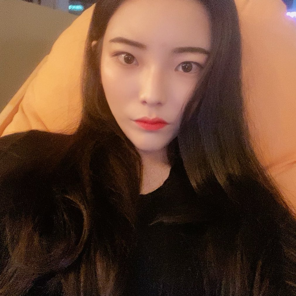 흐 요즘 너무 더워서 미칠것만같아 🤯
.
.
.
.
.

#생존신고 #한여름 #마스크너무답답해 #카페도장깨기 #제품골라주는여자 #화장해주는여자 #메이크업아티스트_민영