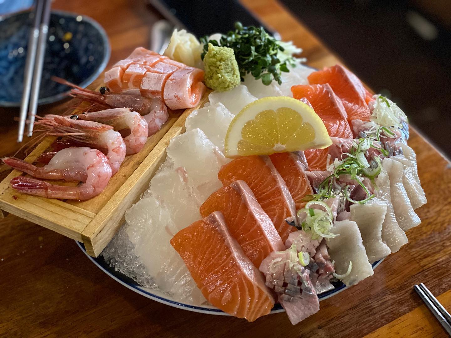 [ #구의역 #아쿠슈 ] 나만 알고싶은 맛집
-
#오늘의사시미 35,000
#닭껍질, 닭날개 3,500
#왕새우, 새송이삼겹말이 3,000
-
건대 이자카야를 찾다가 우연히 발견한 구의역 근처 동네 이자카야입니다
진짜 저만 알고싶을 정도로 너무 맛있고 최고였어요 정말 오랜만에 소개해드려요
-
오늘의사시미 꼭 드세요 그날따라 다르겠지만 단새우와 청어 안먹으면 후회하실거에요 이 가격에 회 양도 거의 두배라서 둘이서 먹는데 버거울 정도에요
-
녹진한 단새우와 연어뱃살은 아시다싶이 최고였고 청어는 정말 하나도 안비리고 예술이에요 처음 먹는 윤이도 맛있다며 1등으로 꼽았답니다
-
너무 맛있어서 결국 꼬치도 주문해버렸어요 겉에 발린 소스도 맛있고 곁들여 먹는 소스도 맛있어요
-
마지막에 서비스로 감자를 주셨는데 황홀한 맛... 또 먹고싶네요 조만간 사람 더 모아서 박살내고 와야겠어요
-
#구의역맛집 #건대맛집 #이자카야맛집 #서울맛집 #단새우 #청어 #연어맛집 #먹스타맞팔 #먹팔 #맞팔100 #선팔댓글 #맞팔댓 #소통환영 #맛집투어 #사시미맛집 #첫줄좋반 #먹스타소통 #건대술집 #맞팔그램 #좋반사 #최애맛집 #먹팔맞팔 #첫줄반사 #맛집블로거 #맛집추천