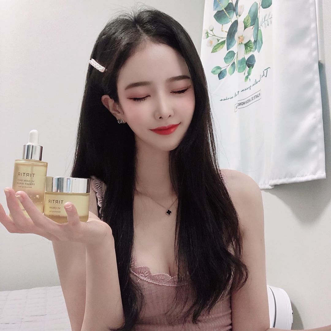 수지 on Instagram: “요즘 매일 쓰는 #백현 #백현화장품 #티르티르 #잡티 #미백 좋은 제품! 올리브영에서 7월(7월1일~31일) 티르티르 VC 라인을 30% 할인된 가격에 만나볼 수 있어요! 게다가 VC