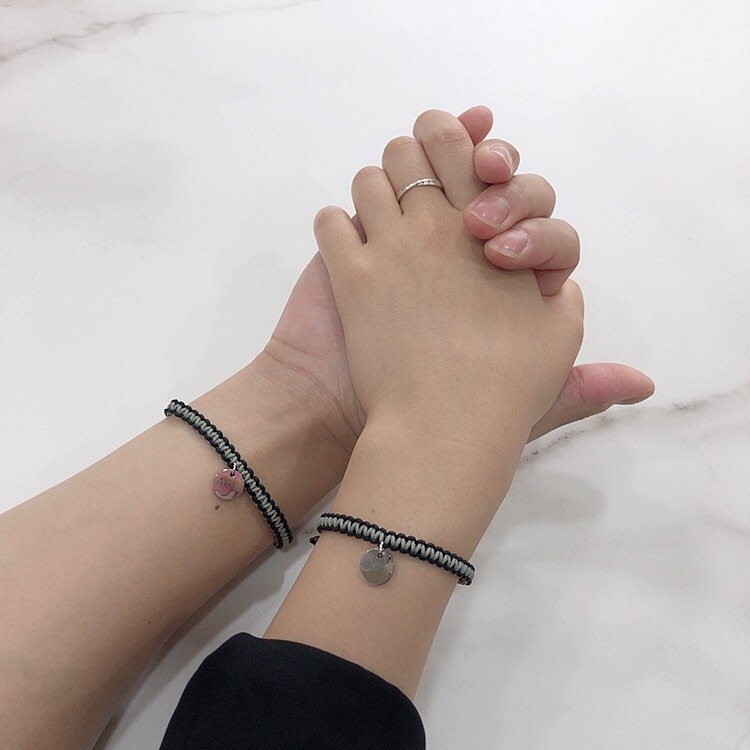 Ming on Instagram: “서로에게 만들어 주는 선물 ღ 예쁘게 만들어 준다고 파워 집중해서 만드는 중 (꼼지락 꼼지락) . . 송리단길 커플 데이트 코스로 좋은 #노트수스튜디오 @_knotsoo . . #밍용커플
