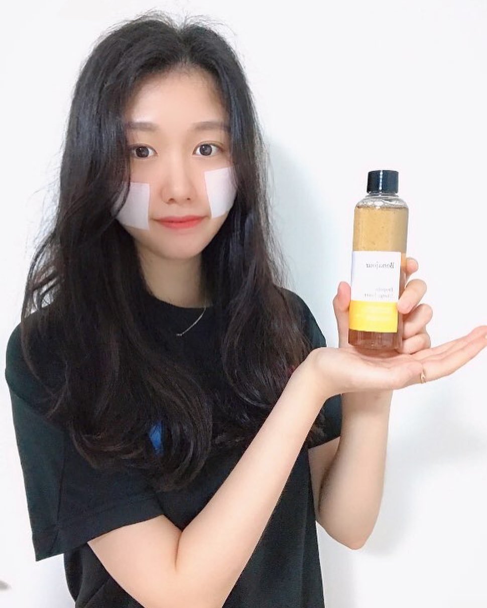 박지은🇰🇷’s Instagram post: “유수분 밸런스 맞춰주는 토너 운동선수에겐 필수템👍 . . . #보나쥬