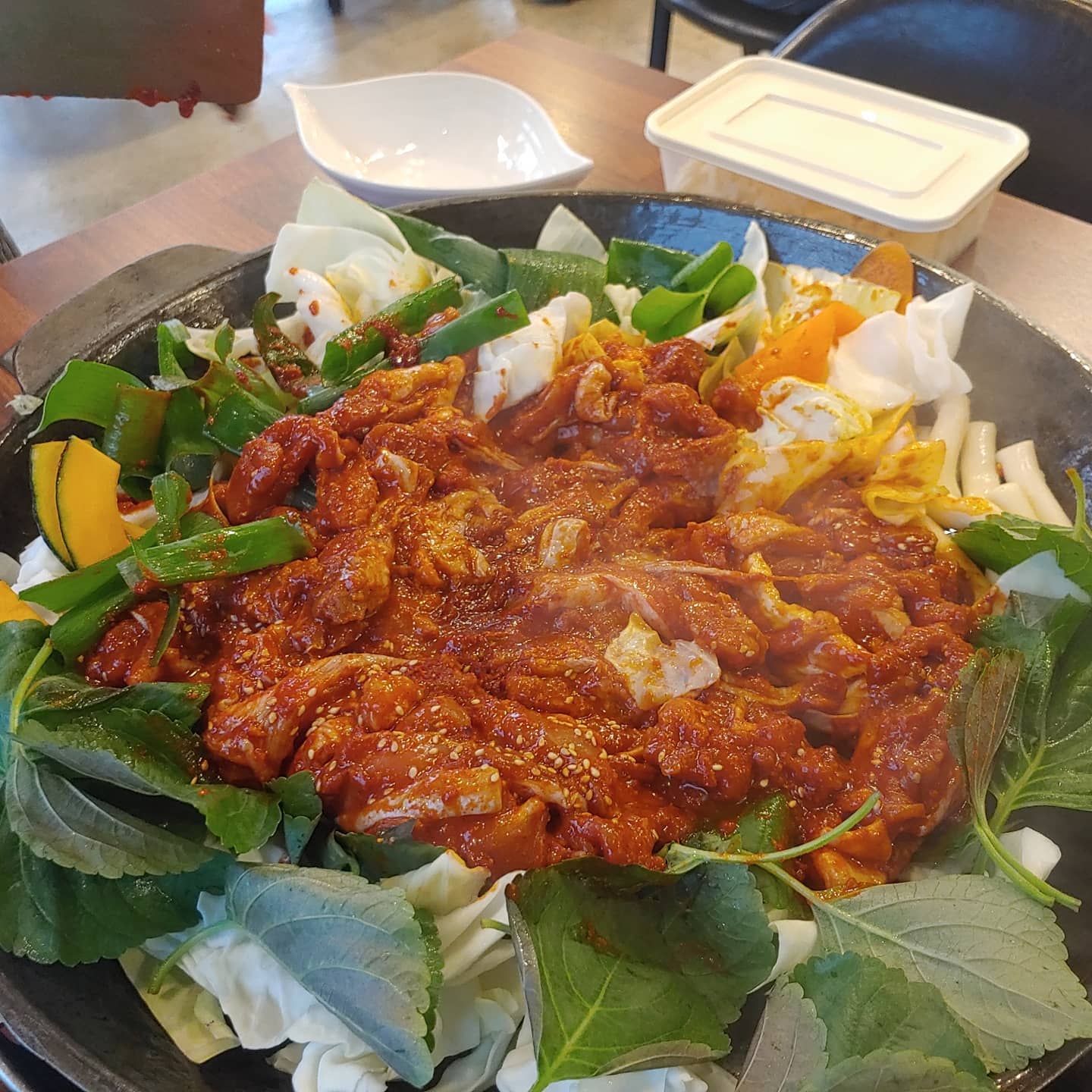 다녀온지 좀 됬지만 비가 추적추적 오다보니 생각나는 #팔공산맛집 #팔공산닭갈비 
직장동료분이 친구한테 여기 #대구핫플추천 받았다해서 갔는데 대구핫플인정ㅋㅋㅋ 

메뉴이름이 2인분 같은 1인분ㅋㅋㅋ
진짜 양많아요~~~
그렇지만 우리는 3명이서 3인분 시킨거는 안비밀...

치즈추가는 필수죠~ 마무리로 볶음밥까지~~
역쉬 배운사람들ㅋㅋㅋ

양도 많고 맛있고 마지막으로 날치알볶음밥에는 날치알 듬뿍!! 
재료를 아낌 없이 넣어주는 팔공산닭갈비 !!!
여기는 무조건 재방문 합니다!! 

#팔공산맛집 #팔공산맛집추천 #팔공산핫플 #팔공산핫플추천 #팔공산데이트 #팔공산식당 #팔공산모임장소 #팔공산닭갈비 #팔공산맛집투어 #팔공산드라이브
#대구데이트장소 #대구맛집투어 #대구모임장소 #대구드라이브 #대구팔공산맛집 #대구닭갈비 #대구닭갈비맛집